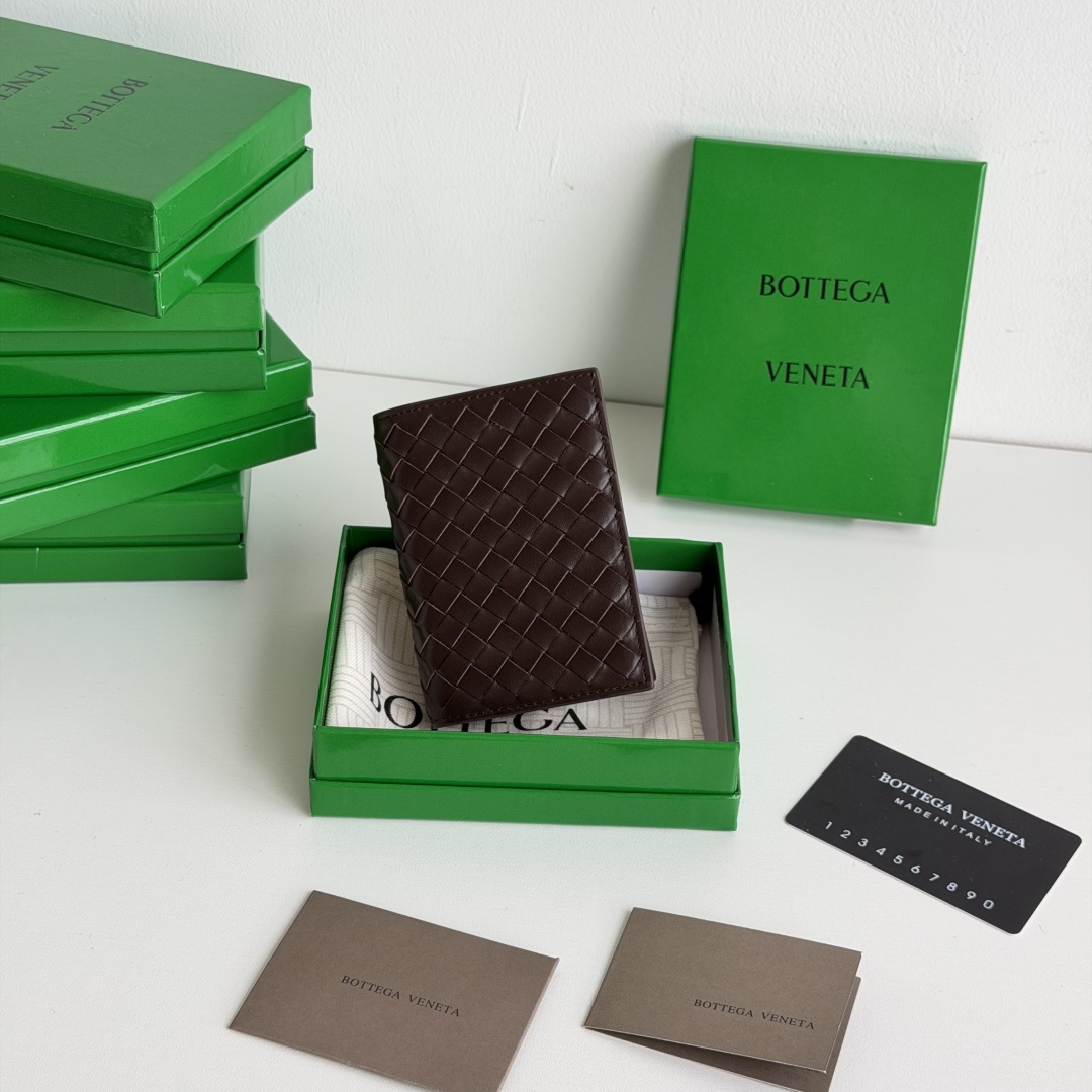 💰Made of medium-grade fetal cowhide
Half-fold card holder, credit card holder, change
The card holder is made of original cowhide and has a flip-top opening and closing