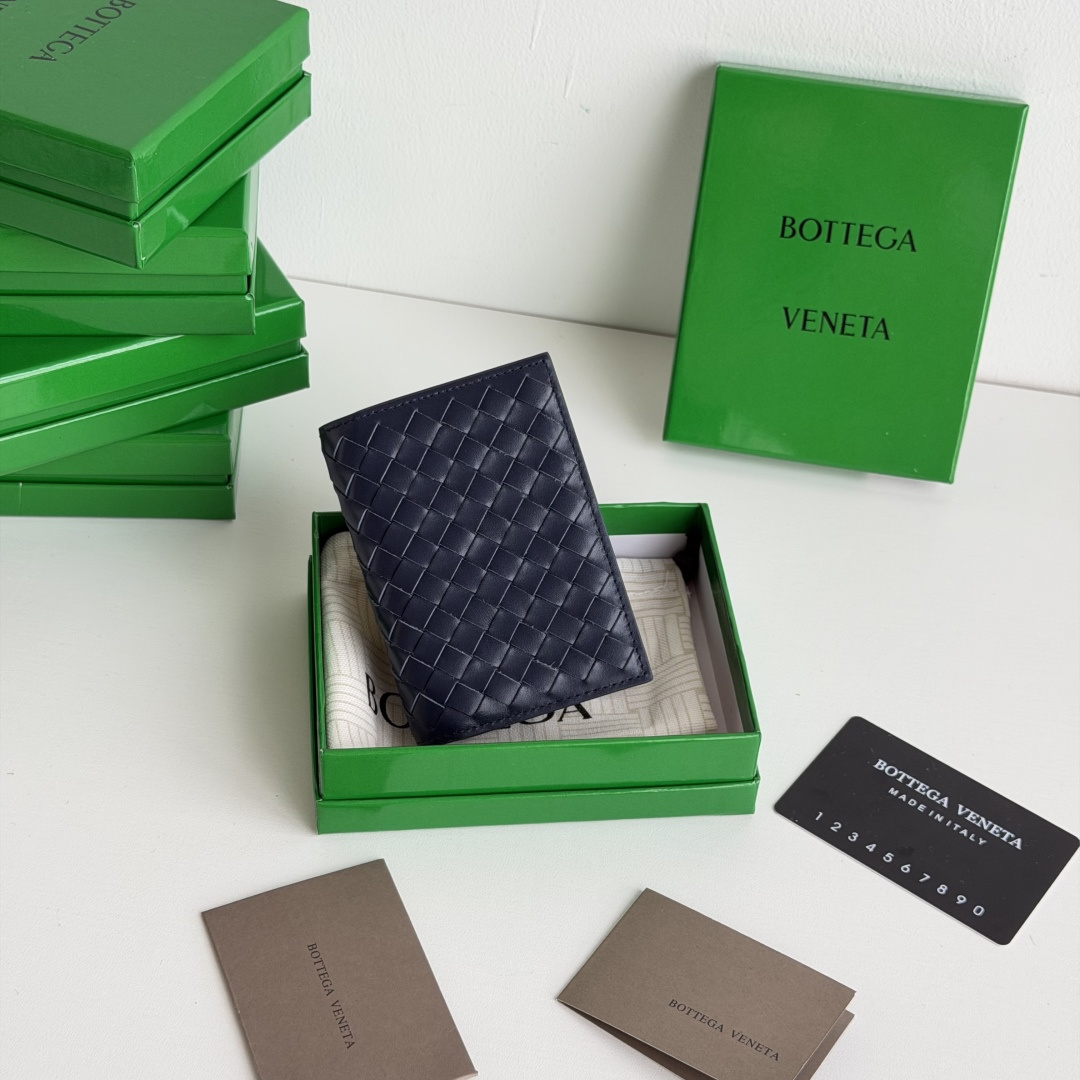 💰Made of medium-grade fetal cowhide
Half-fold card holder, credit card holder, change
The card holder is made of original cowhide and has a flip-top opening and closing