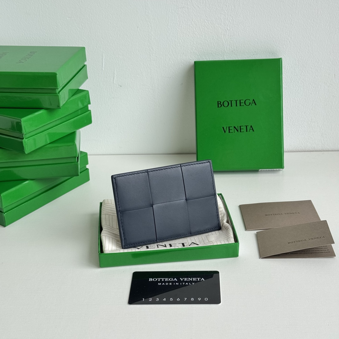 💰Latest new model, large grid woven ultra-thin card holder
Easy to carry and compact, designed with first-layer cowhide leather