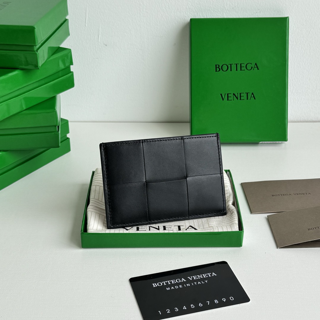 💰Latest new model, large grid woven ultra-thin card holder
Easy to carry and compact, designed with first-layer cowhide leather