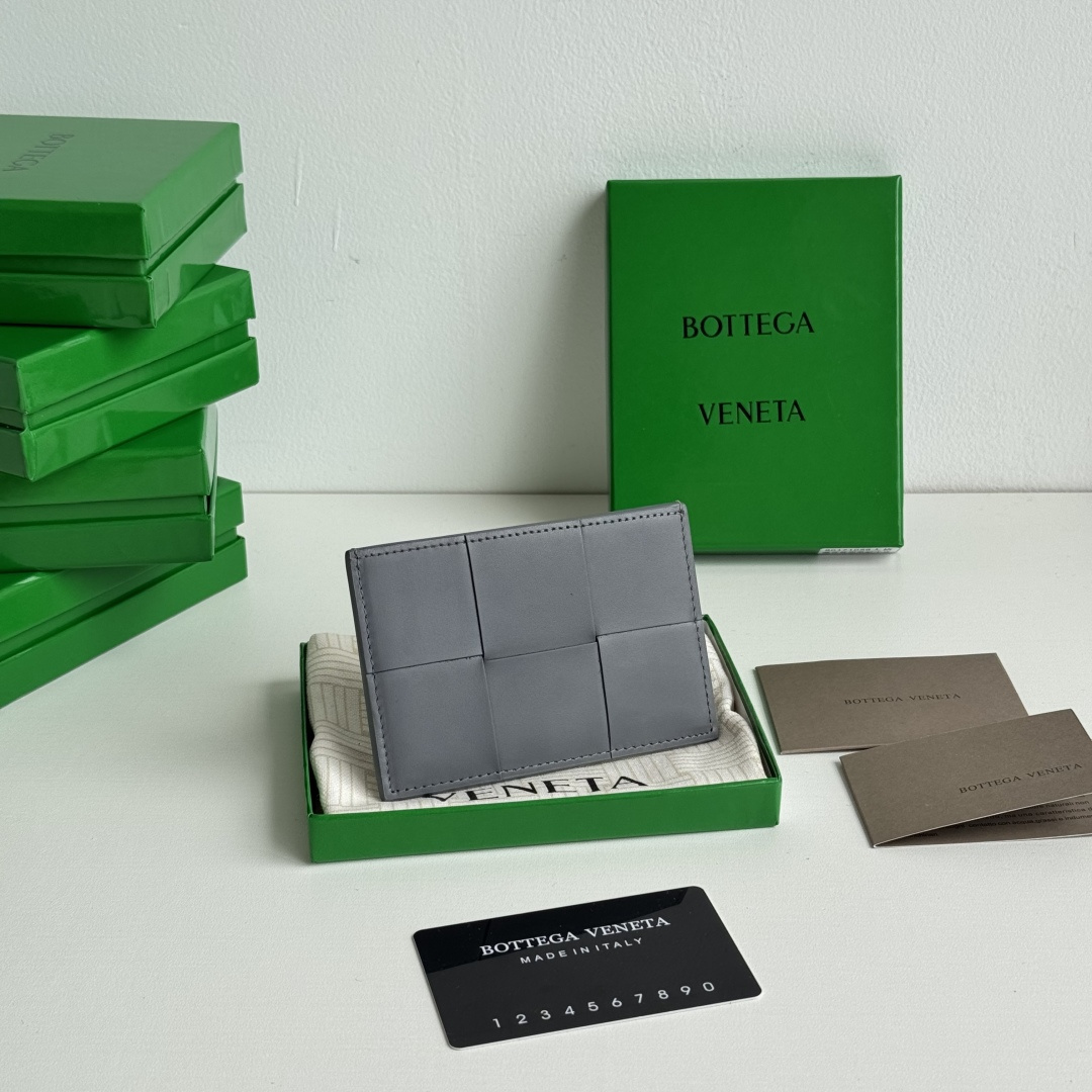 💰Latest new model, large grid woven ultra-thin card holder
Easy to carry and compact, designed with first-layer cowhide leather