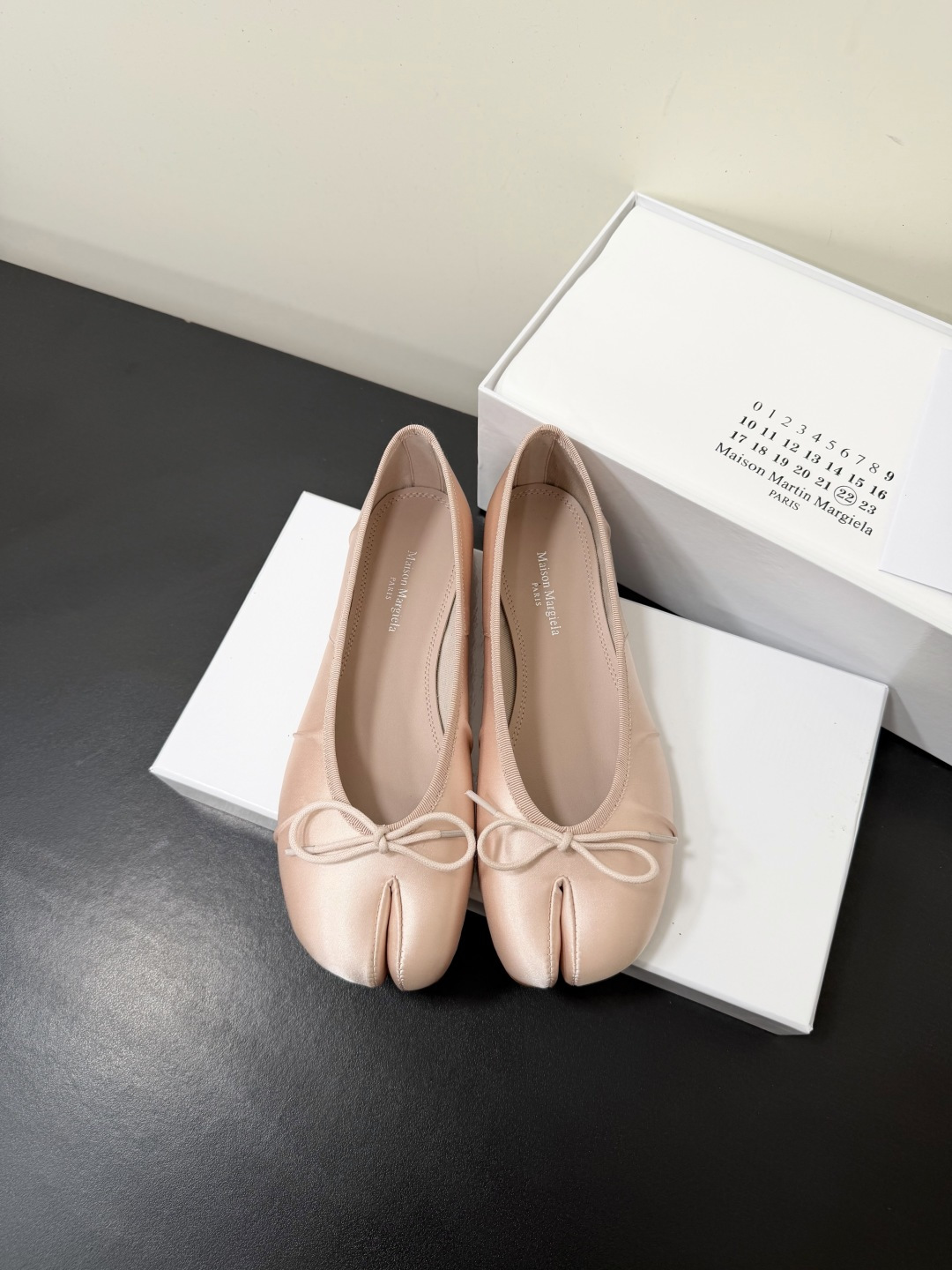 NO:781695,Maison Margiela MM6 tabi silk pleated split-toe shoes. A famous Belgian designer who once served as the creative director of Hermès. Although low-key to extinction, it is still difficult to resist his rise in fame in the global fashion design world. A must-have item for fashionistas. The Tabi is the most elegant flat ballet shoe. The upper is imported cowhide/silk cloth, and the inner lining is sheepskin. The outsole is imported genuine leather outsole from Italy.  size35-42 (40.41.42 customized, non-refundable), split-toe shoes, hermes, hermes, masion margiela, masion margiela, cowhide, sheepskin, real silk, Leather soles19860909Maison Margiela MM6马吉拉tabi丝绸褶皱分趾鞋 比利时著名设计师,曾担任爱马仕 (Hermès) 的创意总监 虽然低调到绝迹 却仍然难以抵挡他在全球时装设计界的名声鹊起 时尚达人穿搭必备单品 Tabi中是最优雅的一款平底芭蕾鞋 鞋面进口牛皮/真丝布 内里垫脚羊皮 大底意大利进口真皮大底 size35-42（40.41.42定制不退换),分趾鞋,hermes,hermes,masion margiela,masion margiela,cowhide,sheepskin,real silk,Leather soles,Women's Shoes