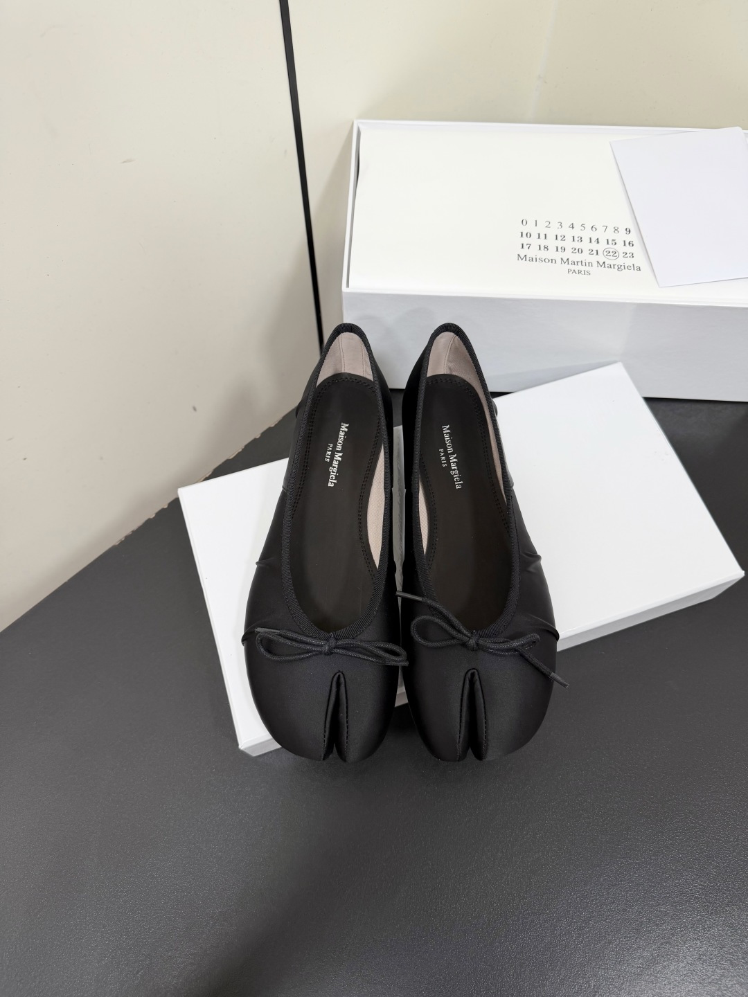 NO:902119,Maison Margiela MM6 tabi silk pleated split-toe shoes. A famous Belgian designer who once served as the creative director of Hermès. Although low-key to extinction, it is still difficult to resist his rise in fame in the global fashion design world. A must-have item for fashionistas. The Tabi is the most elegant flat ballet shoe. The upper is imported cowhide/silk cloth, and the inner lining is sheepskin. The outsole is imported genuine leather outsole from Italy.  size35-42 (40.41.42 customized, non-refundable), split-toe shoes, hermes, hermes, masion margiela, masion margiela, cowhide, sheepskin, real silk, Leather soles19860909Maison Margiela MM6马吉拉tabi丝绸褶皱分趾鞋 比利时著名设计师,曾担任爱马仕 (Hermès) 的创意总监 虽然低调到绝迹 却仍然难以抵挡他在全球时装设计界的名声鹊起 时尚达人穿搭必备单品 Tabi中是最优雅的一款平底芭蕾鞋 鞋面进口牛皮/真丝布 内里垫脚羊皮 大底意大利进口真皮大底 size35-42（40.41.42定制不退换),分趾鞋,hermes,hermes,masion margiela,masion margiela,cowhide,sheepskin,real silk,Leather soles,Women's Shoes
