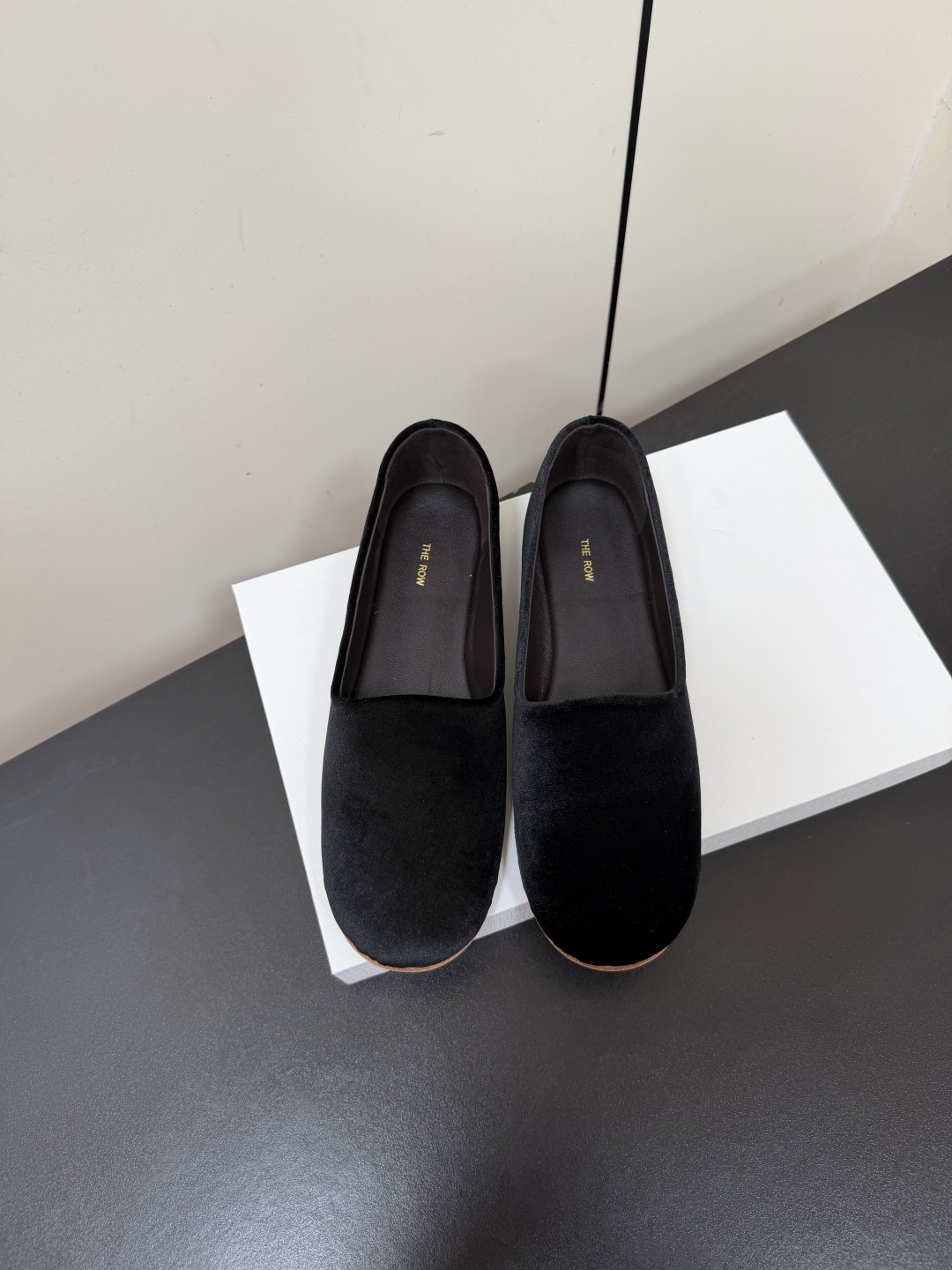 NO:787901,The Row26 new spring and summer suede slip-on loafers, flat single shoes, bag shoes, granny shoes, I fell in love with these shoes at first sight. They look inconspicuous but make people like them more and more as they look at them. They are simple and high-end, with a bit of retro flavor, and they look great with any combination!  All the major internet celebrity bloggers are wearing it. It looks so good on the feet. The whole shoe is very soft, easy to wear without rubbing on the feet. It is a practical shoe and very versatile!  The upper is made of imported velvet/special materials, the lining is sheepskin, and the stitched genuine leather outsole is code number: 35-39 (40 is custom-made and cannot be returned or exchanged). Comes with original packaging, loafers, loafers, sheepskin, and Leather soles.19860909The Row26春夏新款绒面一脚蹬乐福鞋平底单鞋套包鞋奶奶鞋 第一眼看到这个鞋子就爱上了,看着不起眼但却让人越看越喜欢,简单又高级,带点复古味随意搭配都好看！各大网红博主都在穿它,上脚起来实在太好看了,整个鞋子非常非常柔软,好穿不磨脚,又实用的一款单鞋,非常百搭！ 鞋面采用进口丝绒/特材 内里垫脚羊皮 缝线真皮大底 码数:35-39（40定做不退换） 配原版包装,乐福鞋,loafers,sheepskin,Leather soles,Women's Shoes