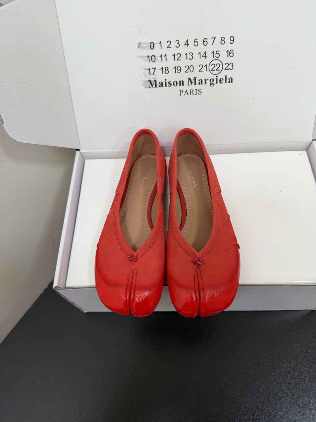 NO:787895,Maison Margiela MM6 tabi split-toe shoes 2026 new color little red shoes. The little red book has become popular and must be worn in this year. The famous Belgian designer, once served as the creative director of Hermès. Although low-key to extinction, it is still difficult to resist his rise in fame in the global fashion design industry. A must-have item for fashionistas. Tabi is the most elegant flat ballet shoe. The upper is imported cowhide and the lining is sheepskin.  Outsole Italian imported genuine leather outsole size 35-42 (40.41.42 customization is not returnable), split-toe shoes, hermes, hermes, masion margiela, masion margiela, cowhide, sheepskin, Leather soles19860909Maison Margiela MM6马吉拉tabi分趾鞋2026新色小红鞋 小红书已经爆火了,本命年必穿 比利时著名设计师,曾担任爱马仕 (Hermès) 的创意总监 虽然低调到绝迹 却仍然难以抵挡他在全球时装设计界的名声鹊起 时尚达人穿搭必备单品 Tabi中是最优雅的一款平底芭蕾鞋 鞋面进口牛皮 内里垫脚羊皮 大底意大利进口真皮大底 size35-42（40.41.42定制不退换),分趾鞋,hermes,hermes,masion margiela,masion margiela,cowhide,sheepskin,Leather soles,Women's Shoes