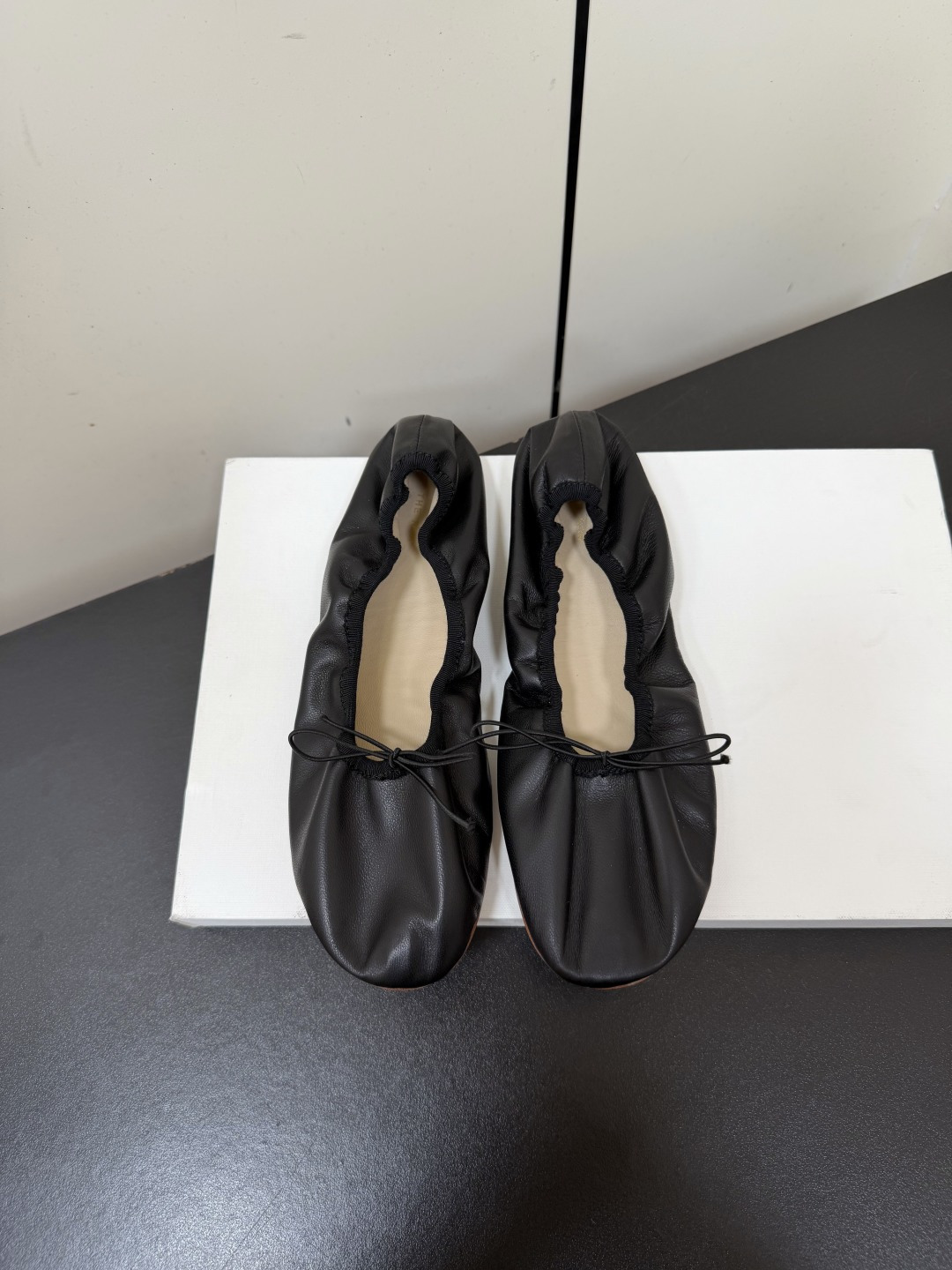 NO:787892,TheRow Kendou's 26 new round-toe ballet flats and little red shoes fell in love with them at first sight. They have a retro flavor and look great with any combination!  All the major internet celebrity bloggers are wearing it. The whole shoe is very soft and easy to wear without rubbing your feet. It is simple and versatile~  Continuing the consistent minimalist style, the lining-free structure makes the shoe body extremely light and close to the skin. The whole pair of shoes looks simple but the craftsmanship is difficult. It is made of full leather bags and is made by master craftsmen. It is made of super waste materials. It is comfortable and soft to wear on the bare feet and is skin-friendly. Don’t worry about the foot feel at all. It is necessary to wear it well. It has an on-foot experience without wearing it. It is a style that you don’t want to take off when you put it on. If you have high requirements for foot feel, close your eyes and enter it!  Customized velvet/sheepskin upper, sheepskin lining, Italian genuine leather outsole, size 35-39 (40.41 custom-made, non-returnable), ballet shoes, flats, sheepskin, Leather soles19860909TheRow肯豆同款26新款圆头芭蕾舞平底鞋小红鞋 第一眼看到这个鞋子就爱上了,带点复古味随意搭配都好看！各大网红博主都在穿它,整个鞋子非常柔软,好穿不磨脚.简约百搭款~ 延续了一贯极简风格,无内衬结构使得鞋身极其轻便贴肤,整双鞋子看似简单其实工艺很难,采用全皮套包制作工艺,老师傅制作,超级废料,上脚裸穿舒适柔软亲肤,脚感方面完全不可担心,好穿是必须的,穿若无穿的上脚体验,穿上就不想脱的款,对脚感要求高的闭眼入它！ 鞋面定制天鹅绒/绵羊皮 内里垫脚羊皮 鞋底意大利真皮大底 码数35-39（40.41定做不退换）,芭蕾舞鞋,flats,sheepskin,Leather soles,Women's Shoes