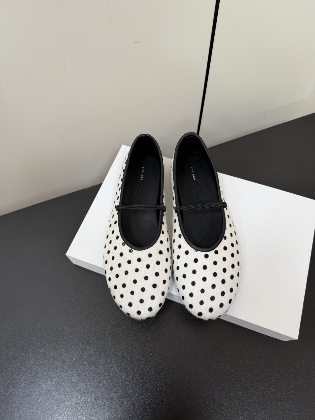 NO:787902,TheRow26ss early spring new horsehair polka dot pattern Mary Jane flat shoes are always at the forefront of fashion. The simpler they look, the more minimalist they are, and the more sophisticated they are. Although they are niche but very high-end, there are no big designs but there are small details everywhere. The excellent leather texture and last-shaped craftsmanship make people fall in love at first sight. The round-toe shoe shape does not look stupid and gives more wear possibilities. The upper is made of original imported horsehair and the lining is sheepskin.  Original custom injection molded non-slip rubber outsole Size 35-39 (custom-made for 40 non-returnable), ballet shoes, mary jane, sheepskin19860909TheRow26ss早春新款马毛波点纹玛丽珍平底单鞋 总是走在时尚去最前沿,看着简单越是极简,越讲究它虽然小众但是很高级,没有大设计但处处都是小细节 出色的皮料质感和楦型工艺让人一眼爱上. 圆头鞋型不显憨笨赋予更多穿搭可能性. 鞋面采用原版进口马毛 内里垫脚羊皮 鞋底原版定制注塑防滑橡胶大底 Size35-39（40定做不退换）,芭蕾舞鞋,mary jane,sheepskin,Women's Shoes