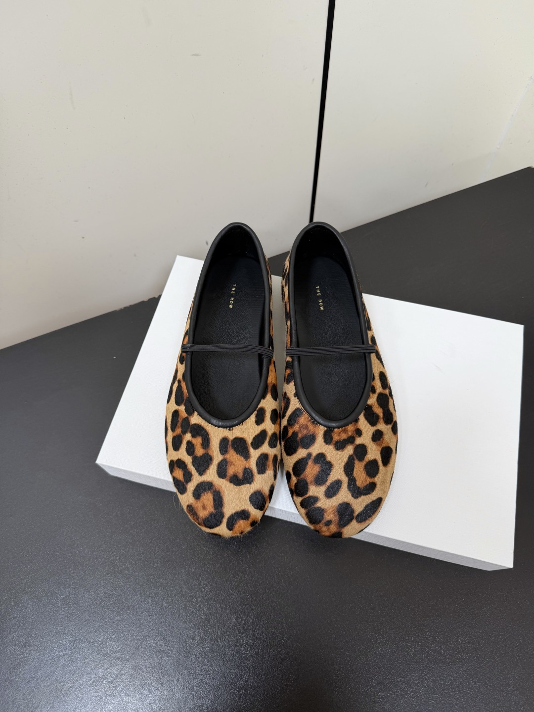 NO:787886,G123 The row niche trendy brand 26ss early spring new flat horse hair ballet shoes Mary Jane shoes are always at the forefront of fashion, the simpler they look, the more minimalist they are, the more particular they are. Although they are niche but very high-end, there are no big designs but there are small details everywhere. The excellent leather texture and last-shaped craftsmanship make people fall in love at first sight. The round-toe shoe shape does not look stupid and gives more possibilities for wearing. The upper is made of original imported horse hair.  Sheepskin lining, original custom injection molded non-slip rubber outsole, Size 35-39 (custom-made for 40, non-returnable), ballet shoes, mary jane, sheepskin19860909G123 The row 小众潮牌 26ss早春新款 平底 马毛 芭蕾舞鞋 玛丽珍 单鞋 总是走在时尚去最前沿,看着简单越是极简,越讲究它虽然小众但是很高级,没有大设计但处处都是小细节 出色的皮料质感和楦型工艺让人一眼爱上. 圆头鞋型不显憨笨赋予更多穿搭可能性. 鞋面采用原版进口马毛 内里垫脚羊皮 鞋底原版定制注塑防滑橡胶大底 Size35-39（40定做不退换）,芭蕾舞鞋,mary jane,sheepskin,Women's Shoes