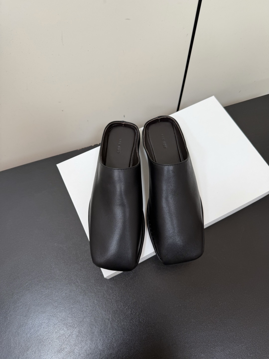 NO:787899,TheRow minimalist style 26ss early spring new square-toe mules and half-slippers adopt a square-toe silhouette, with clean lines and no unnecessary decoration. Only metal round buckles are embellished on the sides of the shoes as details, which is in line with THE ROW's iconic 'quiet luxury' aesthetics. The slip-on mules are easy to put on and take off, and are both lazy and casual. The flat bottom design is paired with a genuine leather outsole.  Suitable for daily commuting and long walking. The shoe shape is loose and does not squeeze the feet. The square toe design gives the toes enough room to move and adapts to a variety of foot types. The upper is imported sheepskin/cow suede, the lining is sheepskin, and the outsole is genuine leather. Sizes 35-40 (customized sizes 40 are non-refundable), semi-flops, slippers, sheepskin, Leather soles19860909TheRow极简风26ss早春新款方头穆勒鞋半拖鞋 采用方头廓形,线条干净利落,无多余装饰,仅在鞋侧点缀金属圆扣作为细节,契合THE ROW标志性的“静奢”美学.一脚蹬的穆勒鞋型,穿脱便捷,兼具慵懒随性与高级感. 平底设计搭配真皮大底 适合日常通勤长时间行走.鞋型宽松不挤脚,方头设计给脚趾足够活动空间,适配多种脚型. 鞋面进口羊皮/牛反绒 内里羊皮 大底真皮大底 size35-40码（40码定制不退换）,半拖,slippers,sheepskin,Leather soles,Women's Shoes