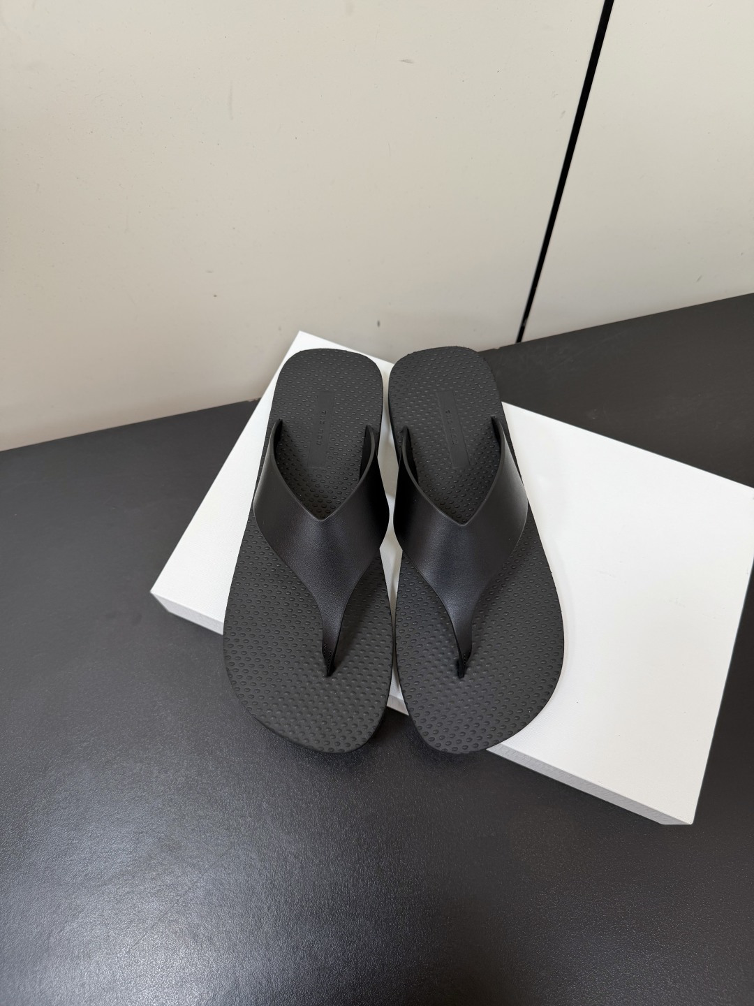 NO:787893,The Row’s latest thong flip-flops are one of the most popular brands in the past two years. The spring and summer seasons are coming. I feel like sandals are about to explode in popularity. Whether paired with jeans, linen leg pants or skirts, they can look very eye-catching!  You must buy a pair. The upper is made of imported sheepskin and original soft TPV material. Size35-40 (40 non-refundable and non-exchangeable), split-toe shoes, sandals, slippers, skirts, jeans, sheepskin19860909The Row 最新款夹趾拖鞋人字拖 是近两年最火之一的品牌,春夏的季节就要到了 凉鞋我感觉即将要爆火 无论是配牛仔裤,亚麻腿裤还是裙子都可以很亮眼！必须入手一双. 鞋面采用进口羊皮,采用原版软质TPV材质 Size35-40（40不退不换）,分趾鞋,sandals,slippers,skirts,jeans,sheepskin,Women's Shoes