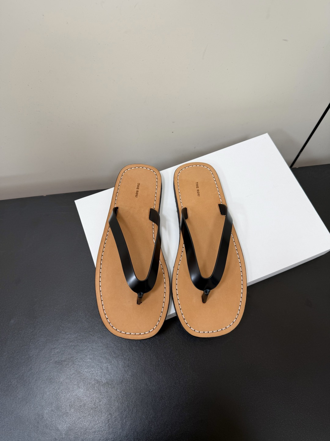 NO:787896,TheRow26ss’ latest thong flip-flops are one of the most popular brands in the past two years. The spring and summer seasons are coming. I feel that sandals are about to explode in popularity. Whether paired with jeans, linen leg pants or skirts, they can be very eye-catching!  You must buy a pair. The upper is made of imported open-edge beaded cowhide, genuine leather midsole and rubber outsole Size 35-40 (non-refundable and non-exchangeable for 40), split-toe shoes, sandals, slippers, skirts, jeans, cowhide19860909TheRow26ss最新款夹趾拖鞋人字拖 是近两年最火之一的品牌,春夏的季节就要到了 凉鞋我感觉即将要爆火 无论是配牛仔裤,亚麻腿裤还是裙子都可以很亮眼！必须入手一双. 鞋面采用进口开边珠牛皮,真皮中底 橡胶大底 Size35-40（40不退不换）,分趾鞋,sandals,slippers,skirts,jeans,cowhide,Women's Shoes