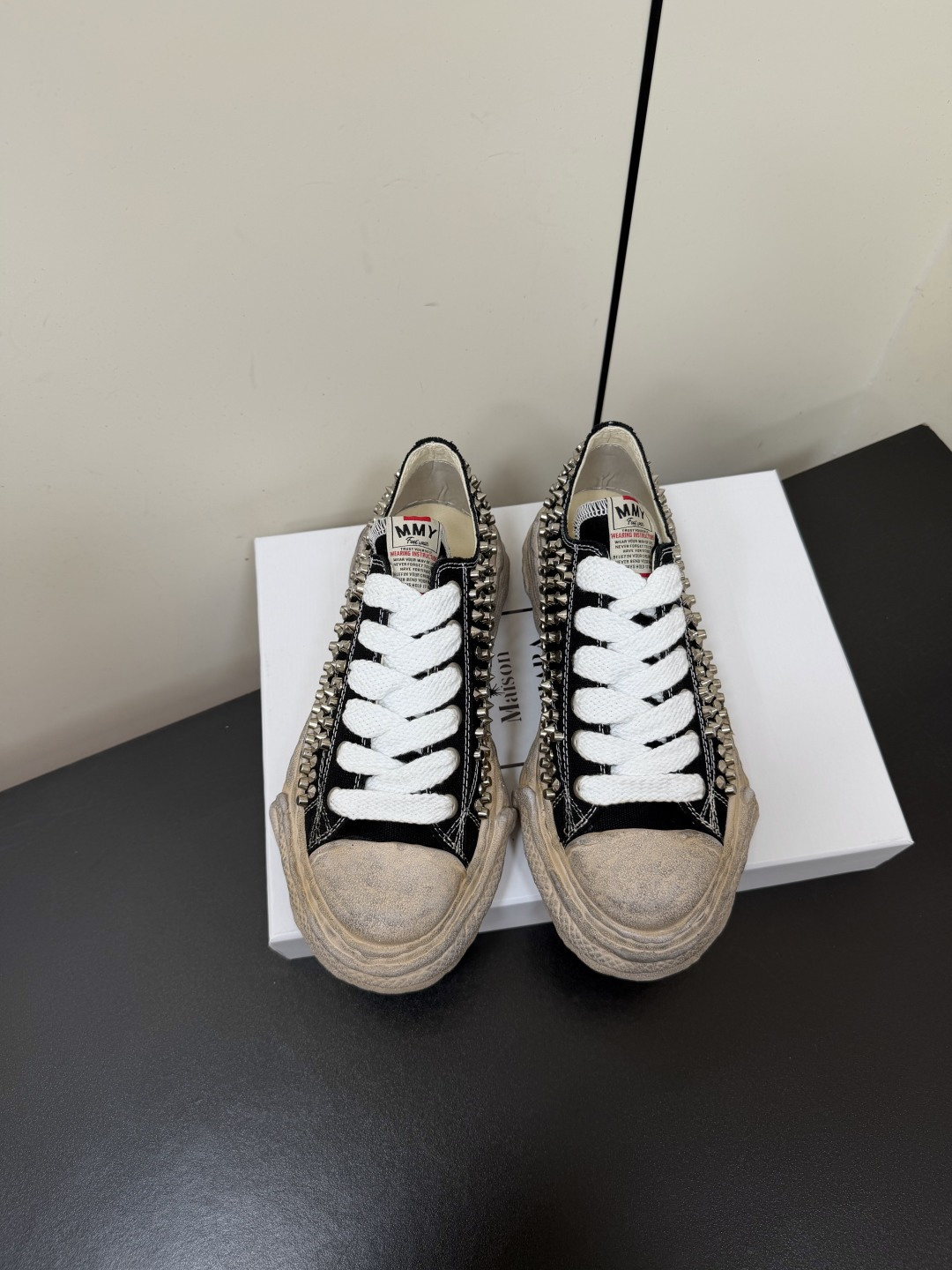NO:787887,The classic Mihara Yasuhiro MMY shell-toe dissolving shoes. The rivet shoes that I have been thinking about have been shipped. The classic personality is added with a cowhide design, and the overall feeling is more textured!  The 4.5CM thick bottom design makes your legs look longer in seconds!  The original mold is re-engraved to restore the authentic taste. The upper is made of imported canvas with super texture/first-layer cowhide. The lining is made of top-quality breathable cloth. Secondary molding irregular outsole. Non-slip and wear-resistant. Code number 35-45 (45 for women and 45 for men, customized and non-returnable), casual shoes/sports shoes, mmy, sneakers, cowhide19860909万年经典三原康裕MMY贝壳头溶解鞋 心心念的铆钉鞋出货啦,经典个性再添加牛皮设计 整体感觉更有质感！4.5CM的厚底设计秒变大长腿！ 原版开模复刻 还原正品味道 鞋面采用进口帆布超有质感/头层牛皮 内里采用顶级透气布里 二次成型不规则大底 防滑耐磨 码数35-45（女40男45定制不退换）,休闲鞋/运动鞋,mmy,sneakers,cowhide,Women's Shoes