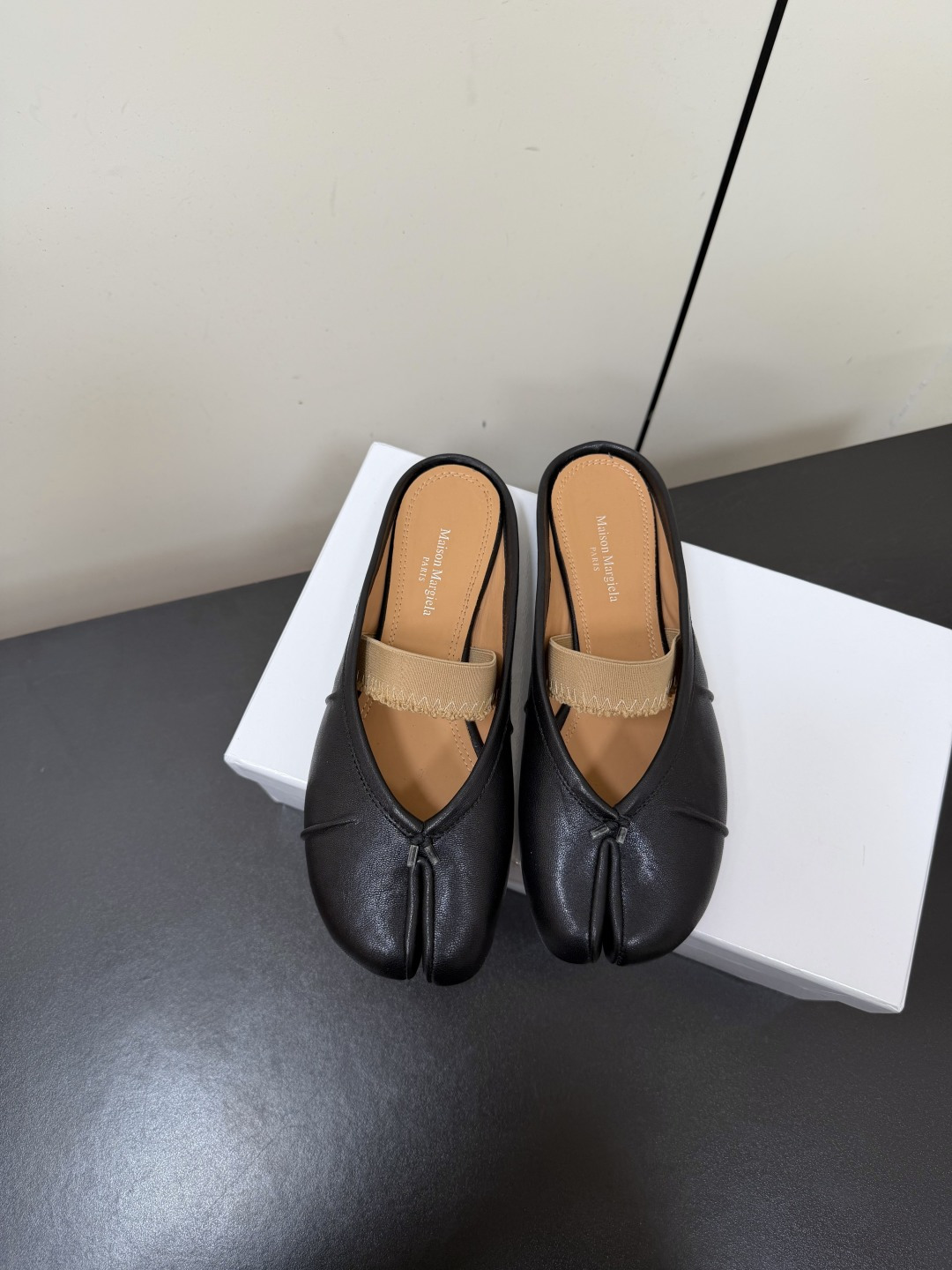 NO:887804,Maison margiela MM6 split-toe tabi pleated series ballet flats and half-slip shoes. The original customized imported grape seed nappa lambskin. The new model also has a pleated design on the side. The lambskin material fits the foot better. It is more sophisticated. The original imported Italian genuine leather outsole size 35-42 (40.41.42 custom-made and non-returnable), split-toe shoes, masion margiela, sheepskin, Leather soles19860909Maison margiela MM6分趾tabi褶皱系列芭蕾舞鞋平底半拖 原版定制进口葡萄籽纳帕小羊皮,新款侧边还做了个压褶设计小羊皮的材质,更贴合脚的包裹感 很显精巧一些,原版进口意大利真皮大底 size35-42(40.41.42定做不退换）,分趾鞋,masion margiela,sheepskin,Leather soles,Women's Shoes