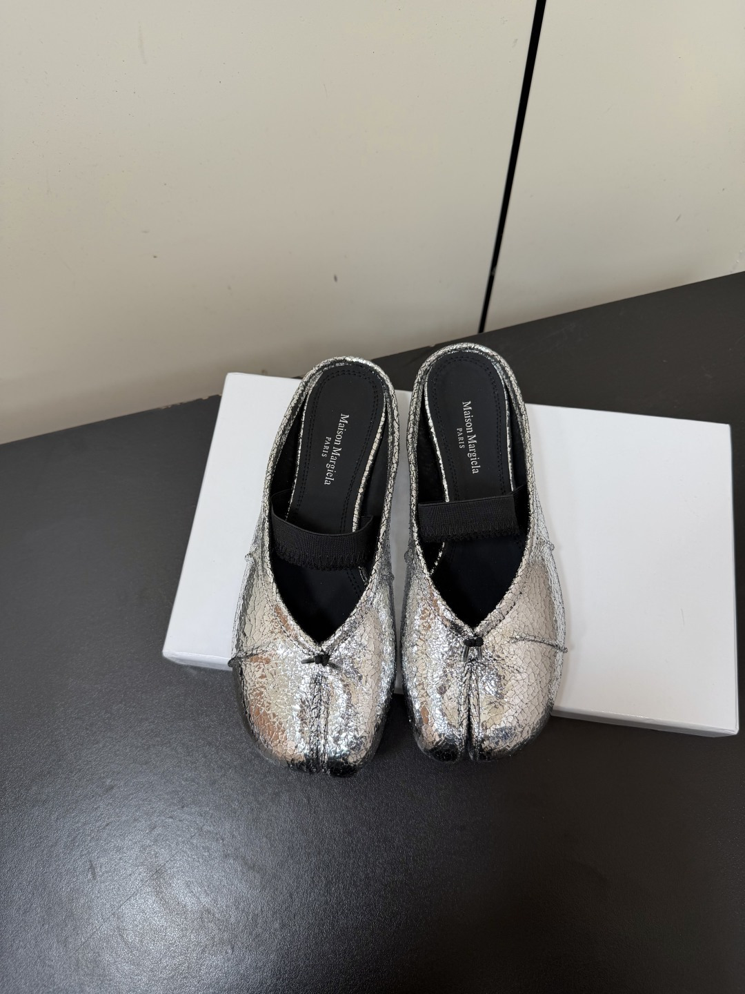 NO:887812,Maison margiela MM6 split-toe tabi pleated series ballet flats and half-slip shoes. The original customized imported grape seed nappa lambskin/explosion pattern sheepskin. The new style also has a pleated design on the side of the lambskin material, which is more suitable for the wrapping feeling of the foot. It is more sophisticated. The original imported Italian leather outsole size35-42 (40.41.42 custom-made and non-returnable), split-toe shoes, masion margiela, sheepskin, Leather soles19860909Maison margiela MM6分趾tabi褶皱系列芭蕾舞鞋平底半拖 原版定制进口葡萄籽纳帕小羊皮/爆裂纹羊皮 新款侧边还做了个压褶设计小羊皮的材质,更贴合脚的包裹感 很显精巧一些,原版进口意大利真皮大底 size35-42(40.41.42定做不退换）,分趾鞋,masion margiela,sheepskin,Leather soles,Women's Shoes