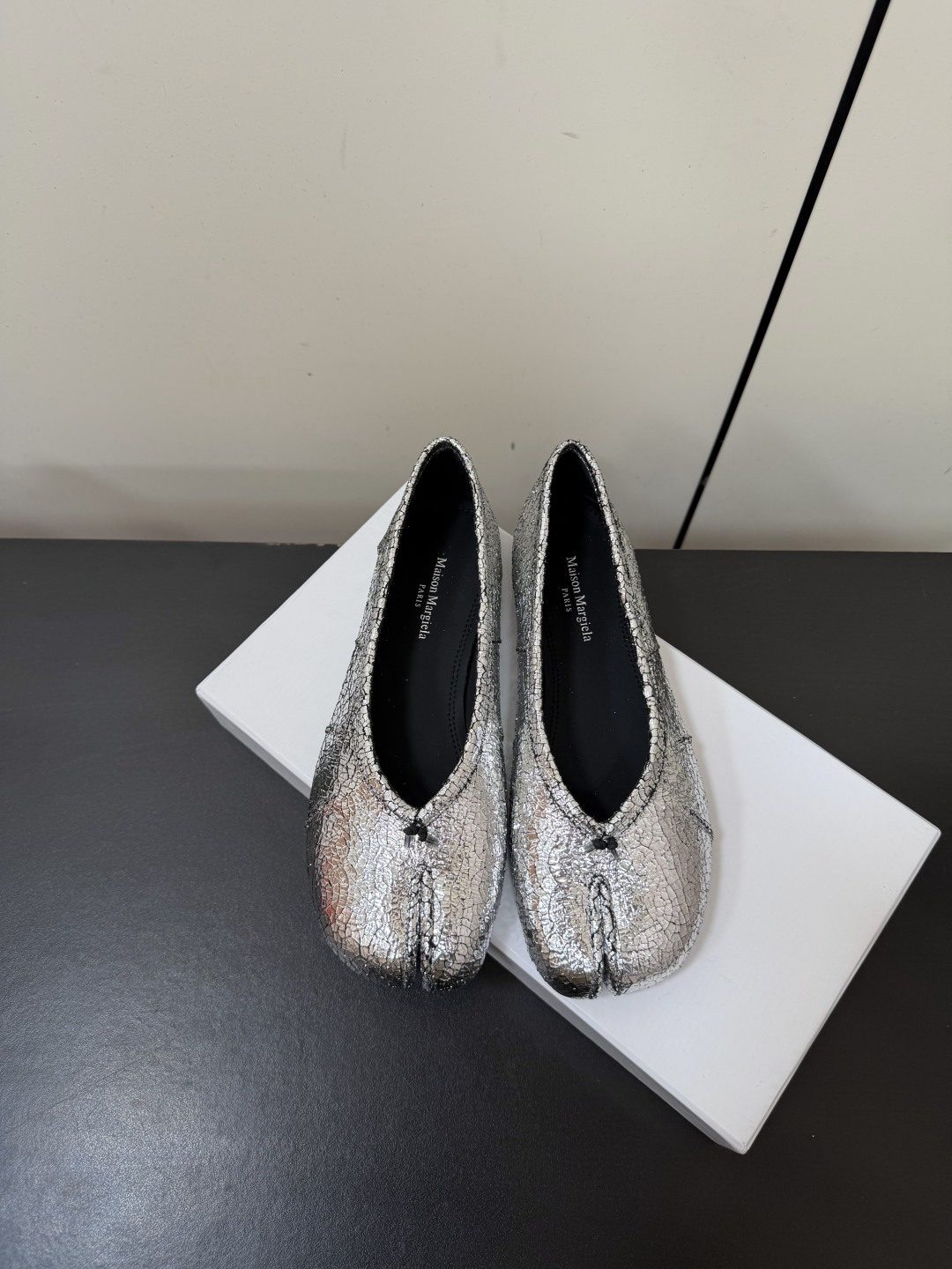 NO:887830,Maison margiela MM6 split-toe tabi pleated series ballet flats. The original customized imported grape seed nappa lambskin/explosion pattern sheepskin. The new model also has a pleated design on the side of the lambskin material, which fits the foot better. It is more sophisticated. The original imported Italian leather outsole size35-42 (40.41.42 custom-made and non-returnable), split-toe shoes, masion margiela, sheepskin, Leather soles19860909Maison margiela MM6分趾tabi褶皱系列芭蕾舞鞋平底单鞋 原版定制进口葡萄籽纳帕小羊皮/爆裂纹羊皮 新款侧边还做了个压褶设计小羊皮的材质,更贴合脚的包裹感 很显精巧一些,原版进口意大利真皮大底 size35-42(40.41.42定做不退换）,分趾鞋,masion margiela,sheepskin,Leather soles,Women's Shoes