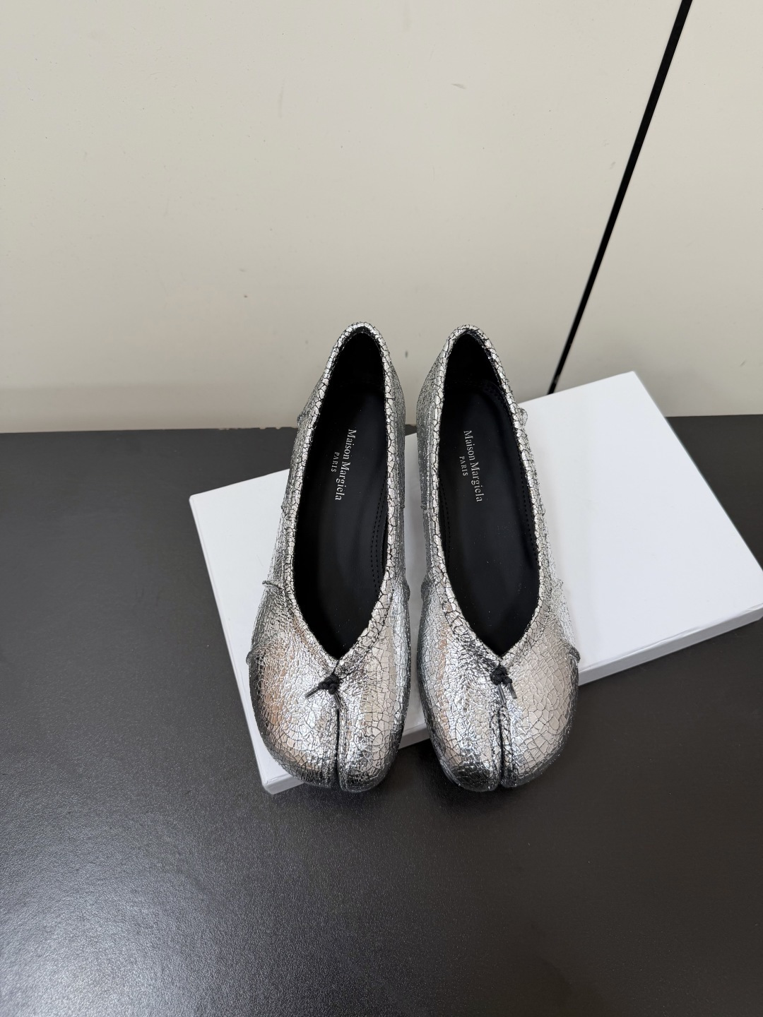 NO:887840,Maison margiela MM6 split-toe tabi pleated series ballet shoes mid-heel. Original customized imported grape seed nappa lambskin/explosion pattern sheepskin. The new side also has a pleated design of lambskin material, which is more suitable for the wrapping feeling of the foot. It is more exquisite. Original imported Italian leather outsole size 35-42 (40.41.42 custom-made and non-returnable), split-toe shoes, masion margiela, sheepskin, Leather soles19860909Maison margiela MM6分趾tabi褶皱系列芭蕾舞鞋中跟 原版定制进口葡萄籽纳帕小羊皮/爆裂纹羊皮 新款侧边还做了个压褶设计小羊皮的材质,更贴合脚的包裹感 很显精巧一些,原版进口意大利真皮大底 size35-42(40.41.42定做不退换）,分趾鞋,masion margiela,sheepskin,Leather soles,Women's Shoes