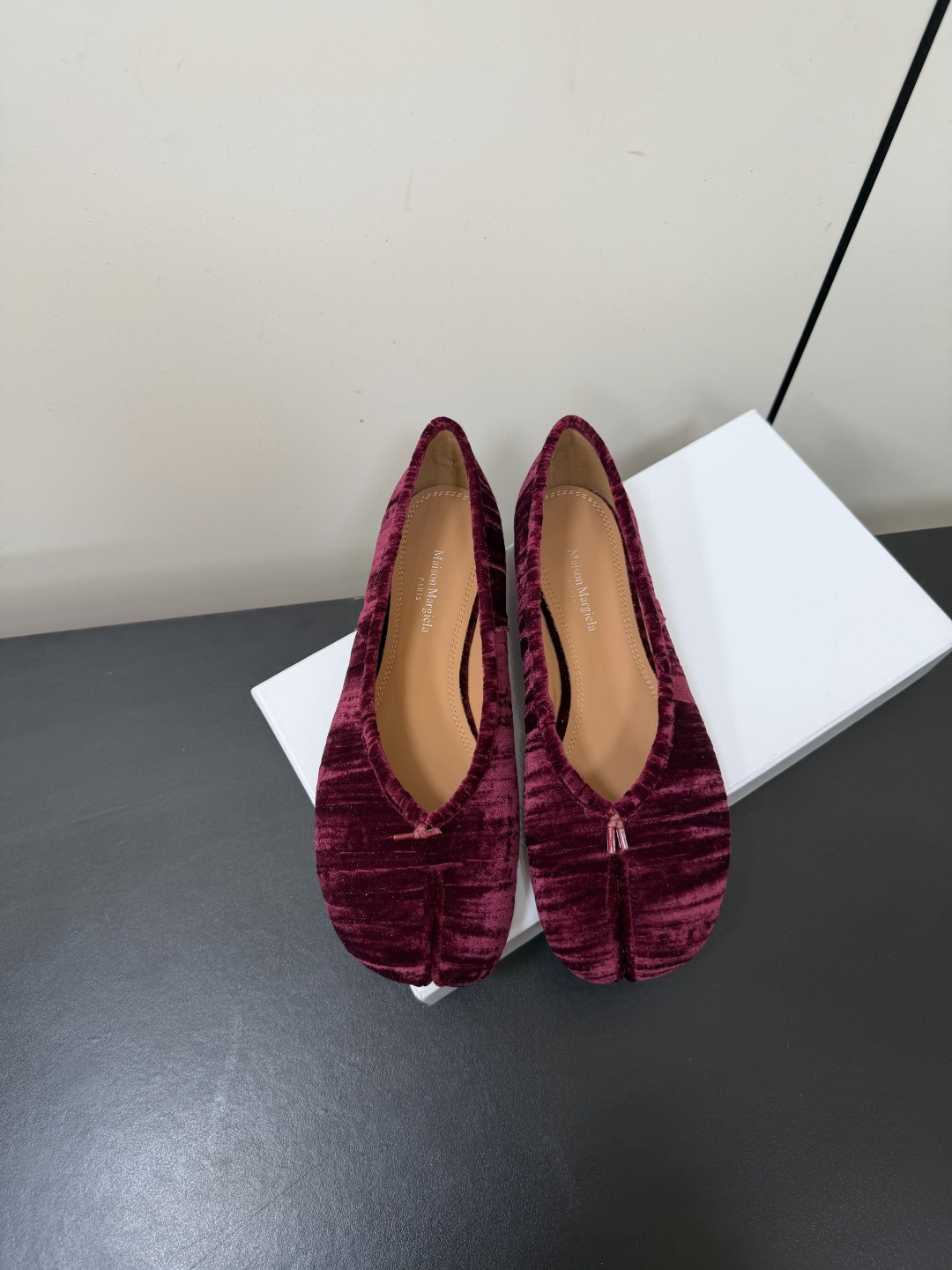 NO:781702,Maison margiela MM6 split-toe tabi series ballet flats, velvet surface, original customized imported velvet, lambskin lining material, more suitable for the wrapping feeling of the foot, very delicate, original imported Italian leather outsole size 35-42 (40.41.42 custom-made, non-returnable), split-toe shoes, masion margiela, flats, sheepskin, Leather soles19860909Maison margiela MM6分趾tabi系列芭蕾舞鞋平底鞋 天鹅绒面 原版定制进口天鹅绒 内里小羊皮的材质,更贴合脚的包裹感 很显精巧一些,原版进口意大利真皮大底 size35-42(40.41.42定做不退换）,分趾鞋,masion margiela,flats,sheepskin,Leather soles,Women's Shoes