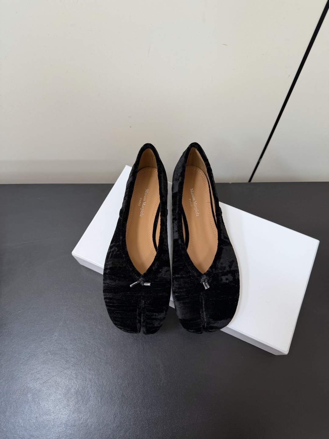 NO:781709,Maison margiela MM6 split-toe tabi pleated series ballet shoes mid-heel. Original customized imported grape seed nappa lambskin/explosion pattern sheepskin. The new side also has a pleated design of lambskin material, which is more suitable for the wrapping feeling of the foot. It is more exquisite. Original imported Italian leather outsole size 35-42 (40.41.42 custom-made and non-returnable), split-toe shoes, masion margiela, sheepskin, Leather soles19860909Maison margiela MM6分趾tabi褶皱系列芭蕾舞鞋中跟 原版定制进口葡萄籽纳帕小羊皮/爆裂纹羊皮 新款侧边还做了个压褶设计小羊皮的材质,更贴合脚的包裹感 很显精巧一些,原版进口意大利真皮大底 size35-42(40.41.42定做不退换）,分趾鞋,masion margiela,sheepskin,Leather soles,Women's Shoes