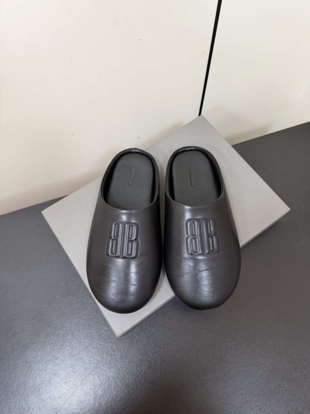 NO:888953,Balenciaga Balenciaga 26ss new spring and summer new Mule half slippers Birkenstock shoes Chteau Flat Mule is a home slipper redesigned for outdoor use in Balenciaga's Fall26 series. There are two materials to choose from, calf leather and calf velvet. The texture is soft and comes with a perfect relaxation effect. The actual sole has many grainy textures. It can be worn outdoors, at home, or on vacation!  Lazy and casual, with a sense of relaxation~ Looks good and fashionable with any combination, a must-have item for daily travel!  The upper is made of original imported cowhide/fetal cowhide, the inner lining is cowhide/fetal cowhide, the sole is original custom-made non-slip rubber outsole, Size 35-40 (customized for 40 pieces, non-returnable), half drag, balenciaga, balenciaga, slippers, cowhide19860909Balenciaga 巴黎世家 26ss春夏新款穆勒半拖鞋勃肯鞋 Chteau Flat Mule 是巴黎世家 Fall26 系列中为户外使用而重新设计的家居拖鞋 胎牛皮跟胎牛绒两款材质可供选择 质地柔软 自带满分松弛特效 实物鞋底有很多颗粒纹路 室外 居家 度假都可穿搭！慵懒随性 松弛感～ 随意搭配都很好看很时髦,日常出行必备单品！ 鞋面采用原版进口胎牛皮/ 胎牛绒 内里垫脚牛皮/胎牛绒 鞋底原版定制防滑橡胶大底 Size35-40（40定制不退换）,半拖,balenciaga,balenciaga,slippers,cowhide,Women's Shoes