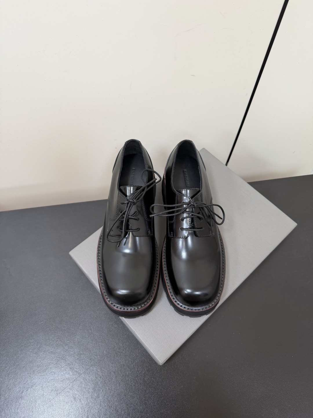 NO:888943,Men's Balenciaga 2026 spring and summer new round-toe derby shoes. They are not 'stunning' at first glance, but you soon realize - they are the kind of shoes that will be taken out and matched repeatedly in the wardrobe. The overall style is bulky, with a rounded toe and a sense of volume. It will not look obtrusive when worn with wide-leg pants, straight pants, or even some structured bottoms. The heightening effect after putting on the feet is also very obvious, but it is handled in an unobtrusive way.  It is the kind that the wearer will feel but does not need to be pointed out. There is a very clear feeling - this Balenciaga taste, by the way. Upper material open edge beaded cowhide/cowhide, lining cowhide, foot pad cowhide, outsole original open mold outsole, size 35-45 (45 for women, 45 for men, customized and non-returnable), loafers, balenciaga, balenciaga, loafers, cowhide19860909男款Balenciaga巴黎世家2026春夏新品圆头德比鞋皮鞋. 第一眼并不“惊艳”,但很快就意识到——.它是那种会在衣橱里反复被拿出来搭配的鞋.整体式样偏 bulky,鞋头圆润,量感很足, 搭阔腿裤、直筒裤,甚至一些结构感比较强的下装,都不会显得突兀. 上脚之后的增高效果也非常明显,但处理得不张扬, 属于穿着者自己会感受到,但不需要被指出的那种.有一个非常明确的感觉—— 这个 Balenciaga 的味道,对了. 鞋面材质开边珠牛皮/牛皮 内里牛皮 垫脚牛皮 大底原版开模大底 码段35-45（女40男45定制不退换）,乐福鞋,balenciaga,balenciaga,loafers,cowhide,Women's Shoes
