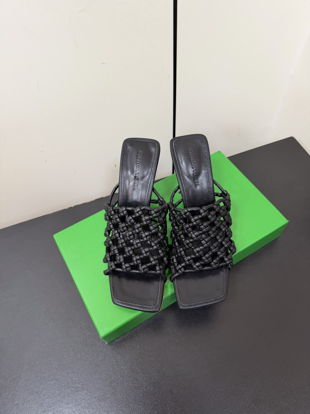 NO:888933,Bottega veneta BV's new woven slippers cleverly combine classic weaving techniques with fashionable slipper styles. The unique twist upper design is casual yet refined, and the stiletto heels add elegance. Whether paired with a simple dress or personalized wide-leg pants, you can easily enhance the fashion of your look and create your own unique style. The upper is made of original imported sheepskin, lining sheepskin, original injection molded leather outsole, heel height 8.5cm/5.5cm/flat bottom  Size: 35-42 (40.41.42 customization is not returnable), high heels and slippers, bottega veneta, bottega veneta, high heels, slippers, skirts, sheepskin19860909Bottega veneta BV新款编织拖鞋 将经典编织工艺与时尚拖鞋款式巧妙融合.独特的扭结鞋面设计,随性又不失精致感,细高跟增添优雅气质.无论是搭配简约连衣裙,还是个性阔腿裤,都能轻松提升造型的时尚度,走出属于你的独特风格 . 鞋面采用原版进口羊皮 ,内里羊皮 ,原版注塑真皮注塑大底 跟高8.5cm/5.5cm/平底 Size:35-42（40.41.42定制不退换）,高跟鞋拖鞋,bottega veneta,bottega veneta,high heels,slippers,skirts,sheepskin,Women's Shoes