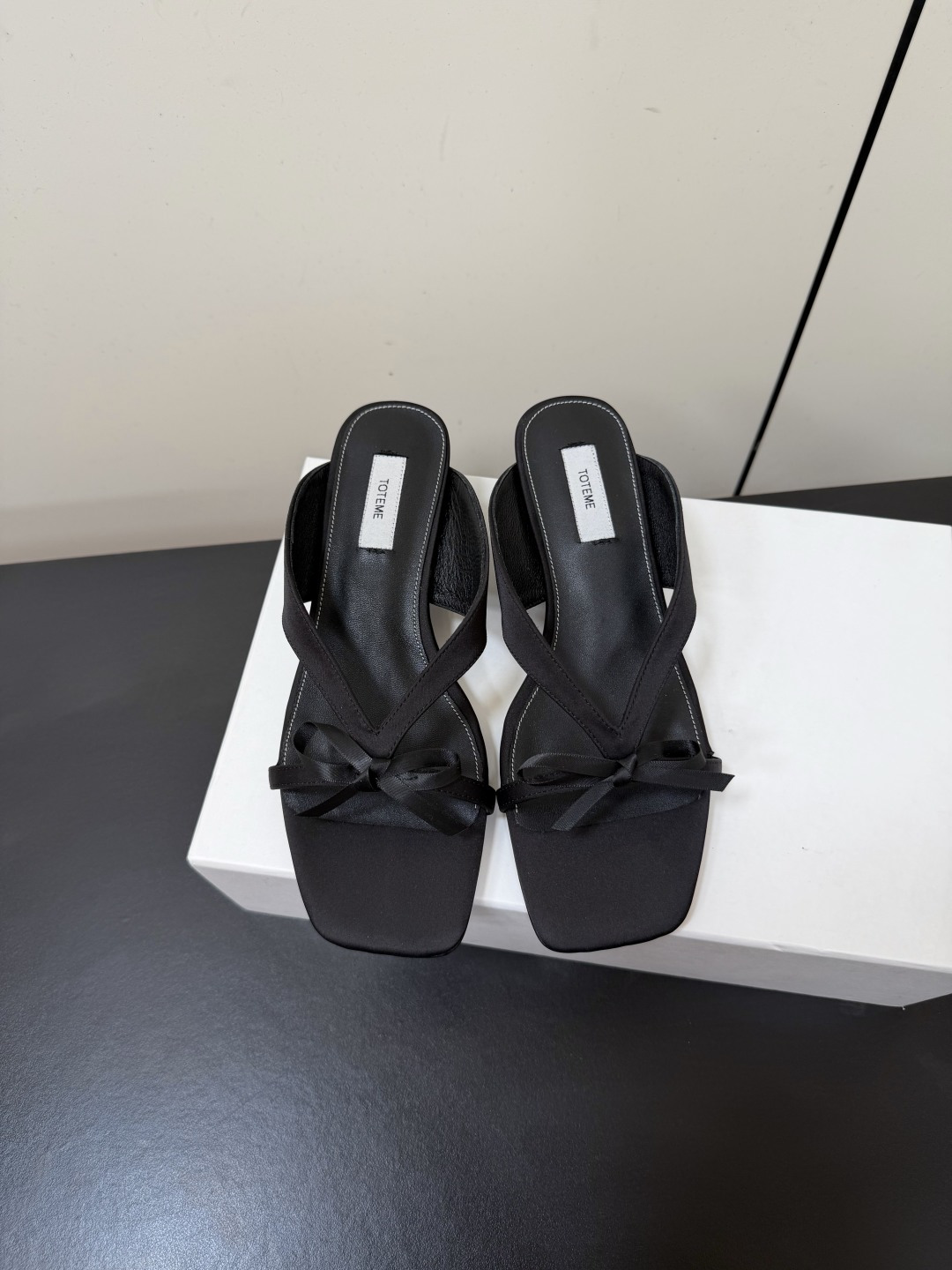 NO:889006,Toteme 26SS New Satin Bow Square Toe Sandals for Early Spring This pair of satin bow sandals are really great shoes for spring and summer!  It really brings the French style of laziness and high-end to the extreme. The delicate satin has soft light, the bow is sweet but not greasy, the square toe and thick heels make your feet slimmer, it is ridiculously stable to walk, and you can run around for a day without wearing your feet. It comes in 3 magical colors of red/brown/black. It looks great with jeans, mini skirts and suits. It is so versatile that it is the ultimate answer to lazy people's outfits in spring and summer. Every girl should have a pair!  Silk cloth upper, sheepskin lining, Italian genuine leather outsole, size 35-41 (customized sizes 40 and 41 are non-returnable), heel height 3.5cm, slippers, slippers, skirts, jeans, business suit, sheepskin, real silk, Leather soles19860909Toteme 26SS早春新款缎面蝴蝶结方头凉拖 这双缎面蝴蝶结凉拖真的是春夏神鞋！真的把法式慵懒和高级感做到了极致,细腻缎面自带柔光,蝴蝶结甜而不腻,方头粗跟巨显脚瘦,走路稳到离谱,暴走一天都不磨脚,红/棕/黑3个神仙配色. 搭牛仔裤、小裙子、西装都好看,百搭到哭,春夏懒人穿搭的终极答案,每个女生都该拥有一双！ 鞋面真丝布 内里羊皮 大底意大利真皮大底 size35-41码（40、41码定制不退换） 跟高3.5cm,拖鞋,slippers,skirts,jeans,business suit,sheepskin,real silk,Leather soles,Women's Shoes