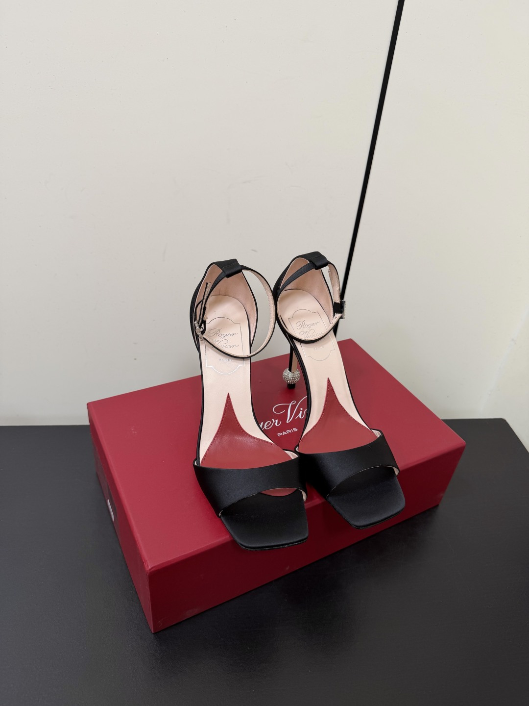 NO:888992,Roger Vivier Roger Vivier 26ss new high-heeled sandals, high-heeled hollow sandals, a must-have for RVs. She looks so beautiful on her feet. The satin fabric is matched with exquisite love feet. It is super temperamental and so beautiful. It combines sexy and cuteness. I have to say that his family is very good at exquisiteness. Original custom-made leather sole. Material: custom-made original silk. Foot pads are lined with imported sheepskin. Heel height is 9cm.  Size 35-41 (40.41 customized, non-refundable), high heels and sandals, roger vivor, sandals, high heels, sheepskin, real silk, silk fabric19860909Roger Vivier罗杰维维亚26ss新品高跟凉鞋 高跟鞋中空凉鞋 RV必入款 她上脚也太美了吧 绸缎面搭配精爱心垫脚 超有气质 美到犯规 集性感与可爱于一体不得不说他家太会拿捏精致感了 鞋底原版定制真皮底 材质: 定制原版真丝 垫脚进口羊皮内里 跟高9cm 码数35-41（40.41定制不退换),高跟鞋凉鞋,roger vivier,sandals,high heels,sheepskin,real silk,silk fabric,Women's Shoes