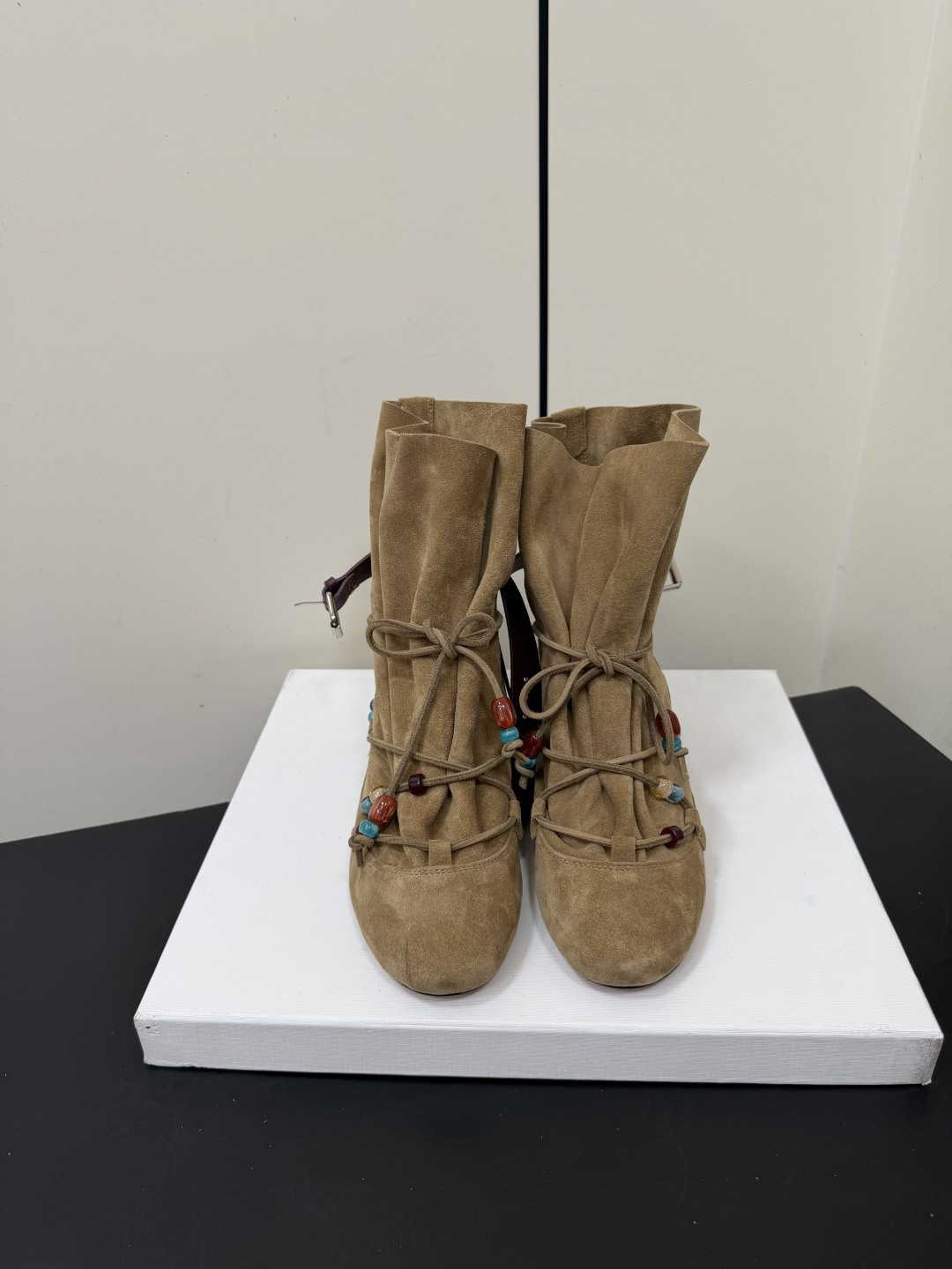 NO:888974,Isabel Marant 26ss Bohemian Style Beaded Strap Short Boots The romance and freedom of spring and summer start with a pair of ethnic style short boots. Suede outlines gentle lines, beaded straps highlight smart details, and soft soles wrap the feet. They are both comfortable and beautiful. Available in multiple colors, they are suitable for various styles. For travel casualness, street style personality, and daily relaxation, a pair of shoes can unlock the retro atmosphere in all occasions.  It can be worn for spring and summer outings as well as for daily wear. It’s versatile and versatile, just close your eyes and wear it!  Upper cow suede, lining sheepskin, outsole Italian genuine leather outsole size 35-40 (customized size 40 is not returnable), boots, boots, sheepskin, chamois leather, Leather soles19860909Isabel Marant 26ss波西米亚风串珠绑带短靴 春夏的浪漫与自由,从一双民族风短靴开始,麂皮勾勒温柔线条,串珠绑带点亮灵动细节,软底包裹双脚,舒适与颜值并存,多色可选,适配各种风格穿搭.出游的随性,出街的个性,日常的松弛,一双鞋,解锁所有场合的复古氛围感. 春夏出游、日常穿搭都能穿,个性又百搭,闭眼冲就对了！ 鞋面牛反绒 内里羊皮 大底意大利真皮大底 size35-40码（40码定制不退换）,靴子,boots,sheepskin,chamois leather,Leather soles,Women's Shoes