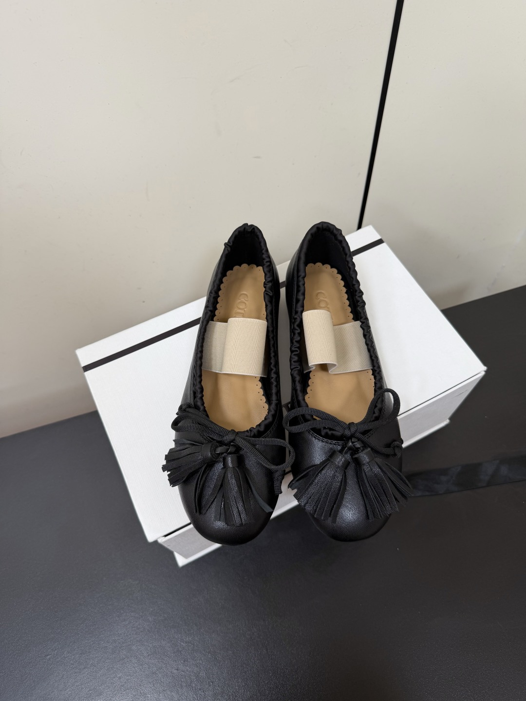 NO:888937,Cotemp 56ss early spring new bow ballet shoes  Wear the laziness of Southern France on your feet~ The round-toe shoe shape is wrapped in delicate leather, the wavy edge of the shoe is gentle and delicate, the tassel bow is the finishing touch, and the flexibility that sways in the wind is so exciting. The elastic band design does not pick up on the shape of the foot, and it feels soft when you step on it. It is black/red/caramel, with a retro feel. Pair it with a floral skirt to look like a French girl, and pair it with jeans to look like a casual blogger. Every step tells the story of effortless elegance.  The leather texture is delicate and moist, and the three colors are all classic colors that can be matched with each other. You don’t need to deliberately match them. You can just put them on and go out. It is low-key and recognizable. It is a style that people who understand life will love. Sheepskin upper, sheepskin lining, genuine leather outsole, size 35-40 (40 size customization is non-returnable), ballet shoes, skirts, jeans, sheepskin, Leather soles19860909Cotemp 56ss早春新款蝴蝶结芭蕾舞鞋 把南法的慵懒穿在脚上～细腻皮革包裹圆头鞋型,波浪边鞋口温柔又精致,流苏蝴蝶结是点睛之笔,随风轻晃的灵动太戳人,松紧带设计不挑脚型,踩上去软乎乎像陷进云朵里,黑/红/焦糖三色,复古感直接拉满,配碎花裙是法式少女,配牛仔裤是随性博主,每一步都在诉说不费力的优雅. 皮革质感细腻温润,三色都是百搭不出错的经典色,不用刻意搭配,随便套上就能出门,低调又有辨识度,是懂生活的人会爱的款式. 鞋面羊皮 内里羊皮 大底真皮大底 size35-40码（40码定制不退换）,芭蕾舞鞋,skirts,jeans,sheepskin,Leather soles,Women's Shoes