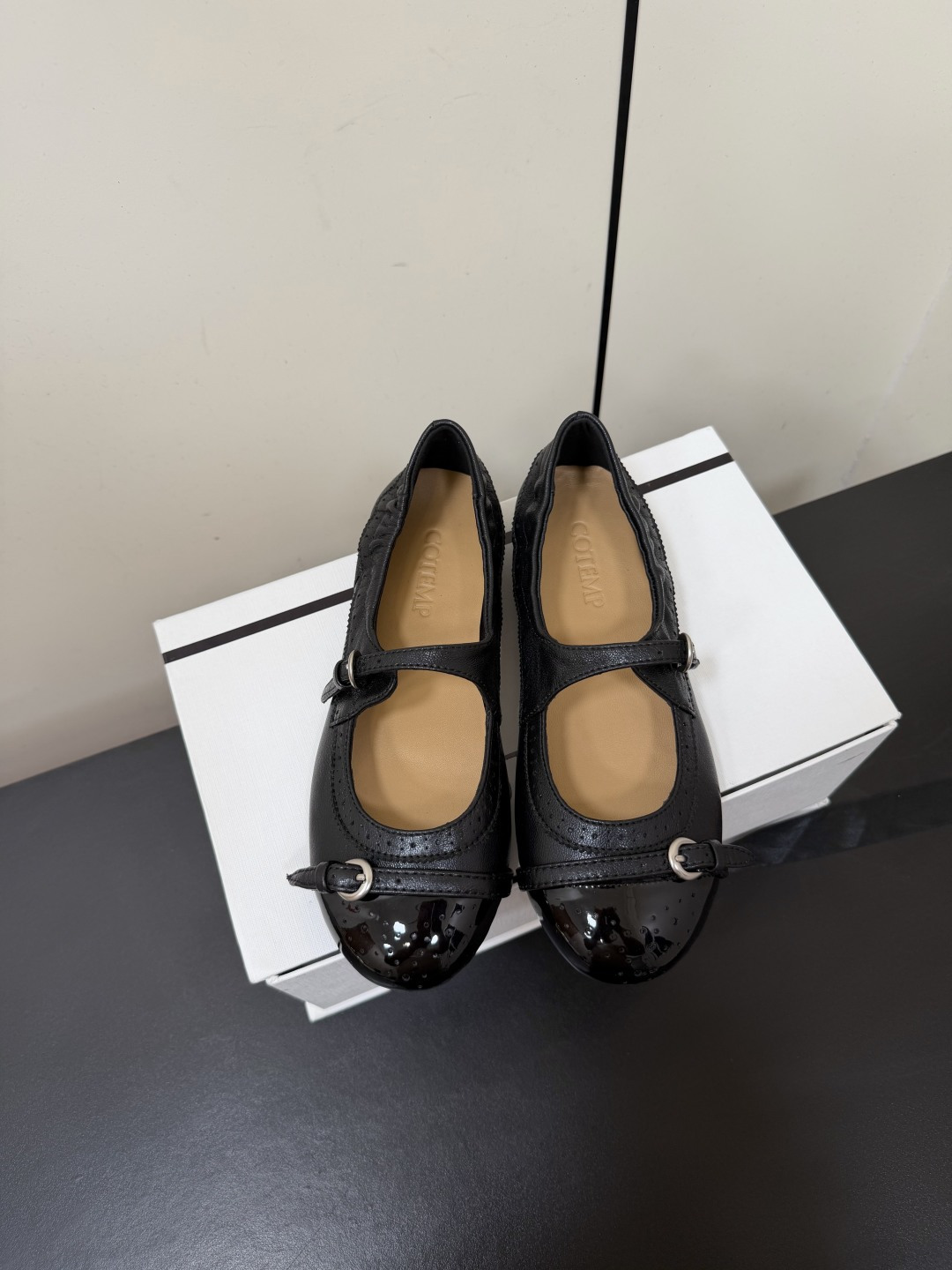 NO:888957,Cotemp 56ss early spring new retro flat Mary Jane shoes, welding girlishness and nobility on the feet, this pair of Mary Jane shoes has a retro sweet and cool feeling that will catch your heart at first sight!  Glossy splicing + double buckle design, the gold model has a blingbling sense of rich family, the black model is low-key and exquisite, whether it is paired with a skirt or jeans, it can instantly brighten up the whole look. Paired with a pleated skirt, it looks like a energetic girl, paired with jeans, it looks like a retro cool girl, this pair of Mary Janes is the 'cheating tool' for spring and summer wear!  Upper sheepskin/patent leather lining sheepskin outsole rubber outsole size 35-41 (customized sizes 40 and 41 are not returnable), ballet shoes, mary jane, skirts, jeans, sheepskin19860909Cotemp 56ss早春新款复古平底玛丽珍鞋 把少女感和贵气焊在脚上,这双玛丽珍鞋,是一眼就心动的复古甜酷感！亮面拼接+双搭扣设计,金色款自带blingbling的富家千金感,黑色款低调又精致,不管是配小裙子还是牛仔裤,都能瞬间点亮整套look. 搭配百褶裙是元气少女,配牛仔裤是复古酷妹,这双玛丽珍就是春夏穿搭的“作弊神器”！ 鞋面羊皮/羊漆皮 内里羊里 大底橡胶大底 size35-41码（40、41码定制不退换）,芭蕾舞鞋,mary jane,skirts,jeans,sheepskin,Women's Shoes