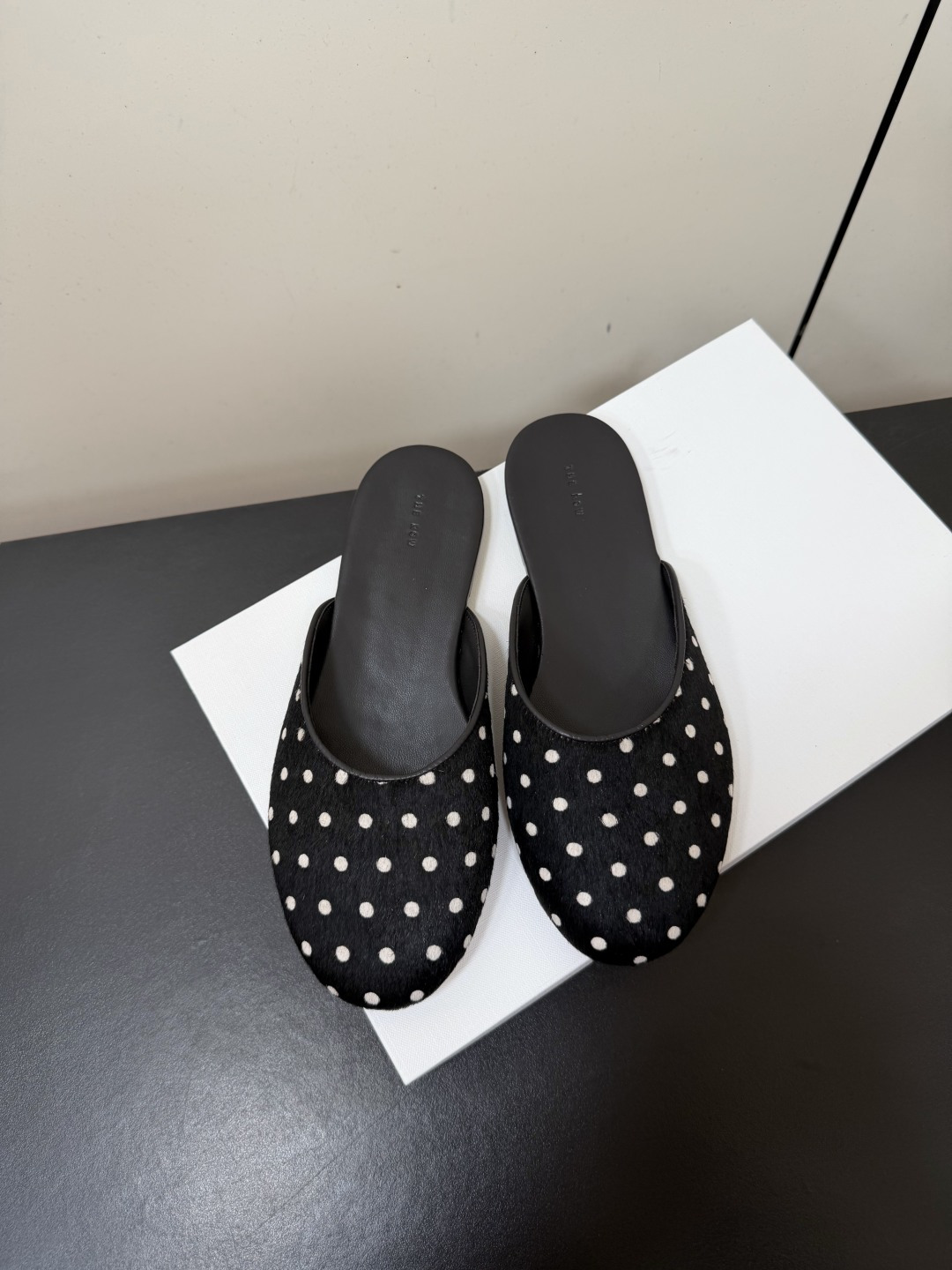 NO:781675,TheRow26ss new early spring horse hair half-slip mule shoes are always at the forefront of fashion. The simpler they look, the more minimalist they are, and the more particular they are. Although they are niche but very high-end, there are no big designs but there are small details everywhere. The excellent leather texture and last-shaped craftsmanship make people fall in love at first sight. The round-toe shoe shape does not look stupid and gives more wear possibilities. The upper is horse hair, the lining is sheepskin, and the sole is genuine leather.  Size35-39 (40 customized, non-refundable), half drag, sheepskin, Leather soles19860909TheRow26ss早春新款马毛半拖穆勒鞋 总是走在时尚去最前沿,看着简单越是极简,越讲究它虽然小众但是很高级,没有大设计但处处都是小细节 出色的皮料质感和楦型工艺让人一眼爱上. 圆头鞋型不显憨笨赋予更多穿搭可能性. 鞋面马毛 内里垫脚羊皮 鞋底真皮大底 Size35-39（40定做不退换）,半拖,sheepskin,Leather soles,Women's Shoes