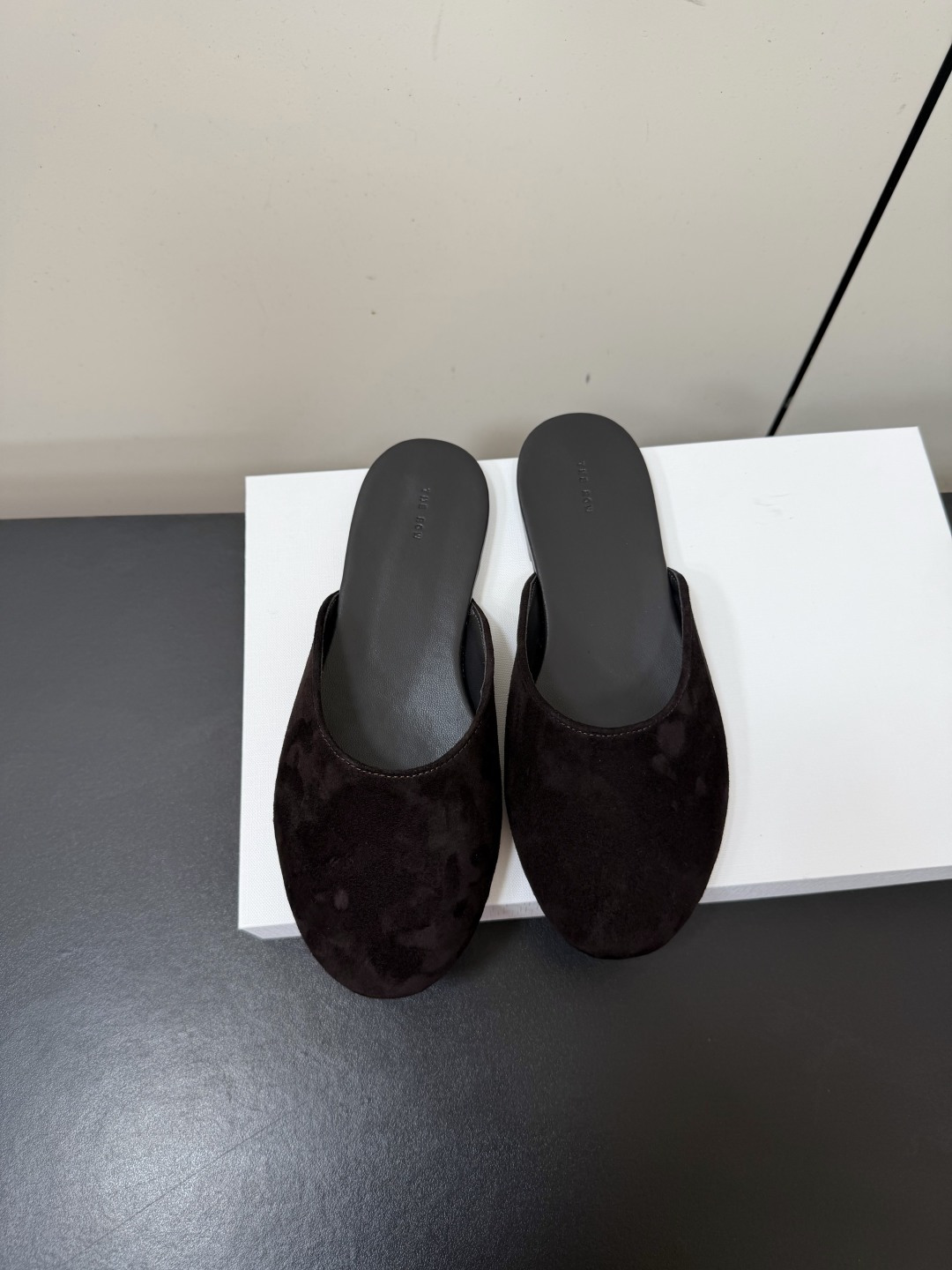 NO:781730,TheRow26ss new early spring suede half-slip mule shoes are always at the forefront of fashion. The simpler they look, the more minimalist they are, and the more particular they are. Although they are niche but very high-end, there are no big designs but there are small details everywhere. The excellent leather texture and last-shaped craftsmanship make people fall in love at first sight. The round-toe shoe shape does not look stupid and gives more wear possibilities. The upper is sheepskin, the lining is sheepskin, and the sole is genuine leather.  Size35-39 (40 customized, non-returnable), half drag, sheepskin, sheep, chamois leather, Leather soles19860909TheRow26ss早春新款麂皮绒半拖穆勒鞋 总是走在时尚去最前沿,看着简单越是极简,越讲究它虽然小众但是很高级,没有大设计但处处都是小细节 出色的皮料质感和楦型工艺让人一眼爱上. 圆头鞋型不显憨笨赋予更多穿搭可能性. 鞋面羊猄皮 内里垫脚羊皮 鞋底真皮大底 Size35-39（40定做不退换）,半拖,sheepskin,sheep,chamois leather,Leather soles,Women's Shoes