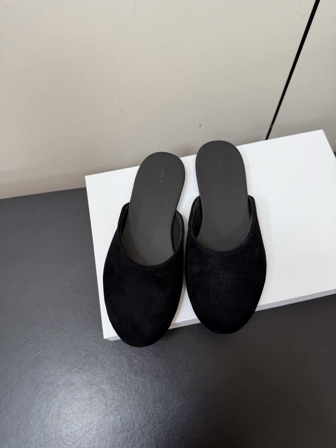 NO:888890,TheRow26ss new early spring suede half-slip mule shoes are always at the forefront of fashion. The simpler they look, the more minimalist they are, and the more particular they are. Although they are niche but very high-end, there are no big designs but there are small details everywhere. The excellent leather texture and last-shaped craftsmanship make people fall in love at first sight. The round-toe shoe shape does not look stupid and gives more wear possibilities. The upper is sheepskin, the lining is sheepskin, and the sole is genuine leather.  Size35-39 (40 customized, non-returnable), half drag, sheepskin, sheep, chamois leather, Leather soles19860909TheRow26ss早春新款麂皮绒半拖穆勒鞋 总是走在时尚去最前沿,看着简单越是极简,越讲究它虽然小众但是很高级,没有大设计但处处都是小细节 出色的皮料质感和楦型工艺让人一眼爱上. 圆头鞋型不显憨笨赋予更多穿搭可能性. 鞋面羊猄皮 内里垫脚羊皮 鞋底真皮大底 Size35-39（40定做不退换）,半拖,sheepskin,sheep,chamois leather,Leather soles,Women's Shoes