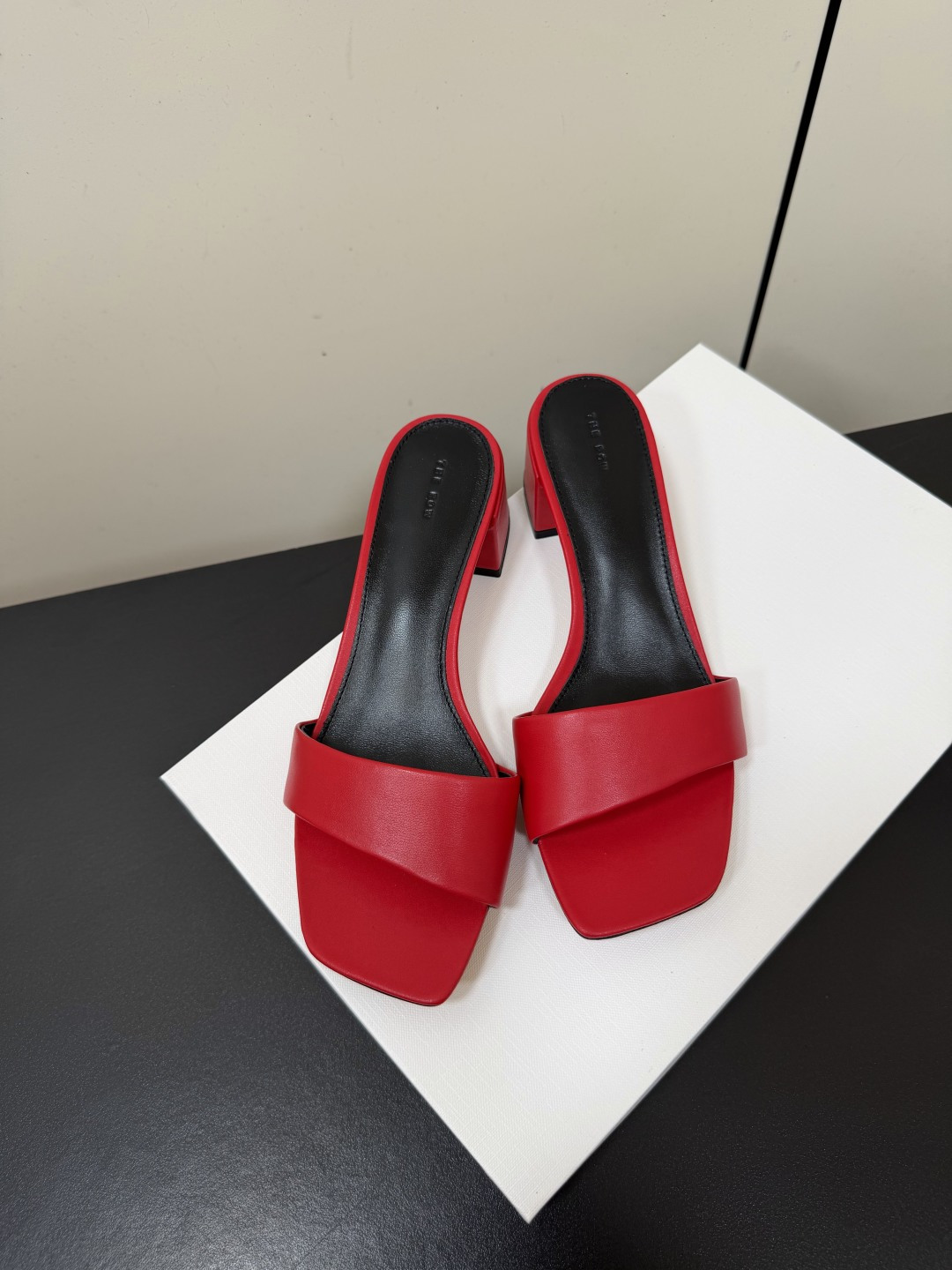 NO:781723,TheRow minimalist style square toe block heel flip-flops I fell in love with them the first time I saw them. They have a retro feel and are casual and sexy. They look good!  Consistently minimalist style, without any logo embellishment, simplicity is high-end!  Exquisite craftsmanship, minimalist design, matching diversity and brand connotation, hope to meet your different needs. Compared with the common round toe, its square toe is more modern, paired with a low thick heel, walking is not tiring, but the aura is instantly full. Whether it is paired with a suit or jeans, it is very simple and versatile!  The upper is made of imported mixed sheepskin, the lining is made of sheepskin, and the imported genuine leather outsole is size 35-39 (40 non-returnable), slippers, slippers, jeans, business suit, sheepskin, Leather soles19860909TheRow极简风方头粗跟一字拖鞋 第一眼看到这个鞋子就爱上了,带点复古味随性搭配性感迷人好看！一贯极简风格,没有任何logo点缀,简单即是高级！ 精致工艺、极简设计、搭配多样性与品牌内涵,希望能满足你的不同需求.比起常见的圆头,它的方形鞋头更具现代感,搭配低粗跟,走路不累脚,气场却瞬间拉满.无论是搭配西装牛仔裤打造都非常简易百搭！ 鞋面采用进口混种羊皮 内里垫脚羊皮 进口真皮大底 size 35-39(40定不退换),拖鞋,slippers,jeans,business suit,sheepskin,Leather soles,Women's Shoes