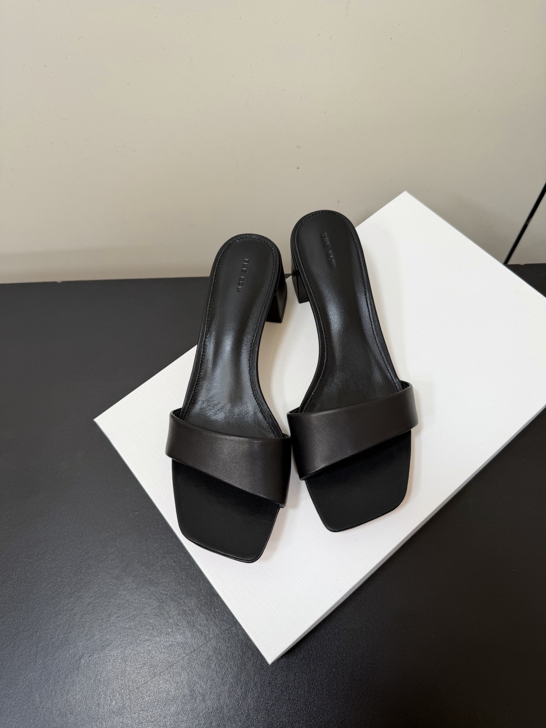 NO:888876,TheRow minimalist style square toe block heel flip-flops I fell in love with them the first time I saw them. They have a retro feel and are casual and sexy. They look good!  Consistently minimalist style, without any logo embellishment, simplicity is high-end!  Exquisite craftsmanship, minimalist design, matching diversity and brand connotation, hope to meet your different needs. Compared with the common round toe, its square toe is more modern, paired with a low thick heel, walking is not tiring, but the aura is instantly full. Whether it is paired with a suit or jeans, it is very simple and versatile!  The upper is made of imported mixed sheepskin, the lining is made of sheepskin, and the imported genuine leather outsole is size 35-39 (40 non-returnable), slippers, slippers, jeans, business suit, sheepskin, Leather soles19860909TheRow极简风方头粗跟一字拖鞋 第一眼看到这个鞋子就爱上了,带点复古味随性搭配性感迷人好看！一贯极简风格,没有任何logo点缀,简单即是高级！ 精致工艺、极简设计、搭配多样性与品牌内涵,希望能满足你的不同需求.比起常见的圆头,它的方形鞋头更具现代感,搭配低粗跟,走路不累脚,气场却瞬间拉满.无论是搭配西装牛仔裤打造都非常简易百搭！ 鞋面采用进口混种羊皮 内里垫脚羊皮 进口真皮大底 size 35-39(40定不退换),拖鞋,slippers,jeans,business suit,sheepskin,Leather soles,Women's Shoes