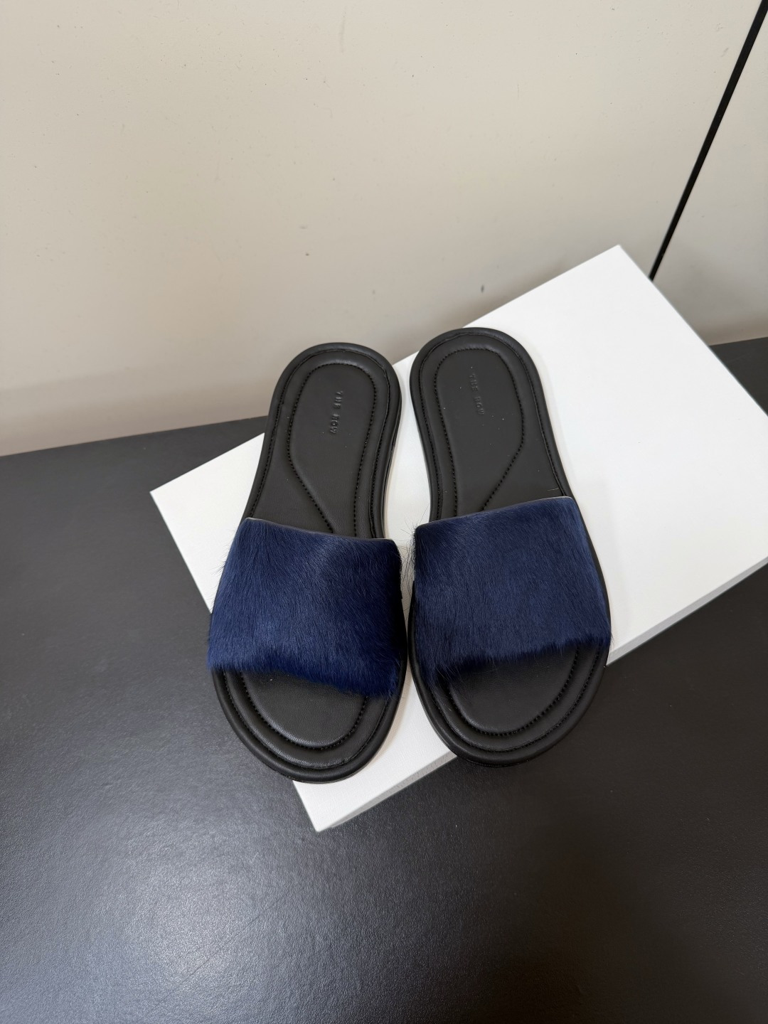 NO:888886,TheRow2026 new minimalist slippers are one of the most popular brands in the past two years, and almost every blogger has a pair!  The summer season is coming, and I recommend this casual yet stylish slipper. I feel like this lazy slipper is about to explode in popularity!  Whether paired with jeans, linen leg pants or a skirt, it looks great!  Must buy a pair!  Its structure is based on ergonomic design, allowing the foot to be completely free and comfortable, so the structure of the foot bed completely fits the curvature of the foot. In the hot summer, a pair of light and comfortable shoes is indispensable. These oak-made Birkenstock cork shoes, retro double-buckle casual beach slippers, are simply a savior!  The upper is made of horse hair and the inner lining is sheepskin. The original outsole is size 35-40 (40 is custom-made and cannot be returned or exchanged), slippers, slippers, skirts, jeans, sheepskin19860909TheRow2026新款极简一字拖鞋 近两年最火之一的品牌,几乎博主人手一双！夏日的季节就要到了,推荐这款随性又不乏设计感的拖鞋,这款懒人拖鞋我感觉即将要爆火！无论是配牛仔裤,亚麻腿裤还是裙子都可以很亮眼！必须入手一双！ 其构造鉴于人体工学设计,让脚完全解放舒适打造的,所以其脚床的构造完全贴合脚的弧度. 夏日炎炎,少不了一双轻盈又舒适的,这款橡木材质勃肯软木鞋复古双扣休闲沙滩女拖,简直就是救星！ 鞋面采用马毛 内里垫脚羊皮 原版大底 size 35-40(40定做不退换),拖鞋,slippers,skirts,jeans,sheepskin,Women's Shoes