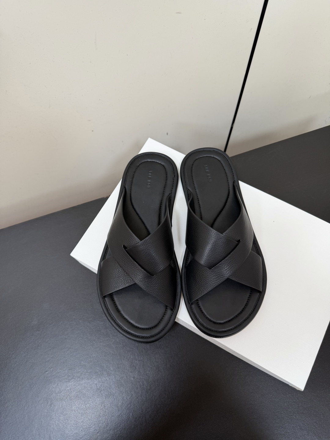 NO:888135,TheRow2026 spring and summer new flat French cross slippers French style cross slippers, off-white first-layer cowhide, soft and breathable, simple and elegant cross design, not tiring to wear for a long time. OK for commuting, shopping, and beach!  Versatile attributes, can be easily worn in skirts, full of French romantic atmosphere, perfect for summer wear~ The upper is made of original imported cowhide, the lining is sheepskin, the sole is original genuine leather outsole Size 35-39 (customized for 40 yuan, non-refundable), slippers, slippers, skirts, cowhide, sheepskin, Leather soles19860909TheRow2026春夏新款平底法式交叉拖鞋 法式风格交叉凉拖,米白色头层牛面,柔软透气,交叉设计简约优雅 长时间穿也不累.通勤、逛街、沙滩都OK！ 百搭属性,裙装都能轻松驾驭,法式浪漫氛围感满分,夏季外穿超适合～ 鞋面采用原版进口牛皮 内里垫脚羊皮 鞋底原版真皮大底 Size 35-39（40定做不退换）,拖鞋,slippers,skirts,cowhide,sheepskin,Leather soles,Women's Shoes