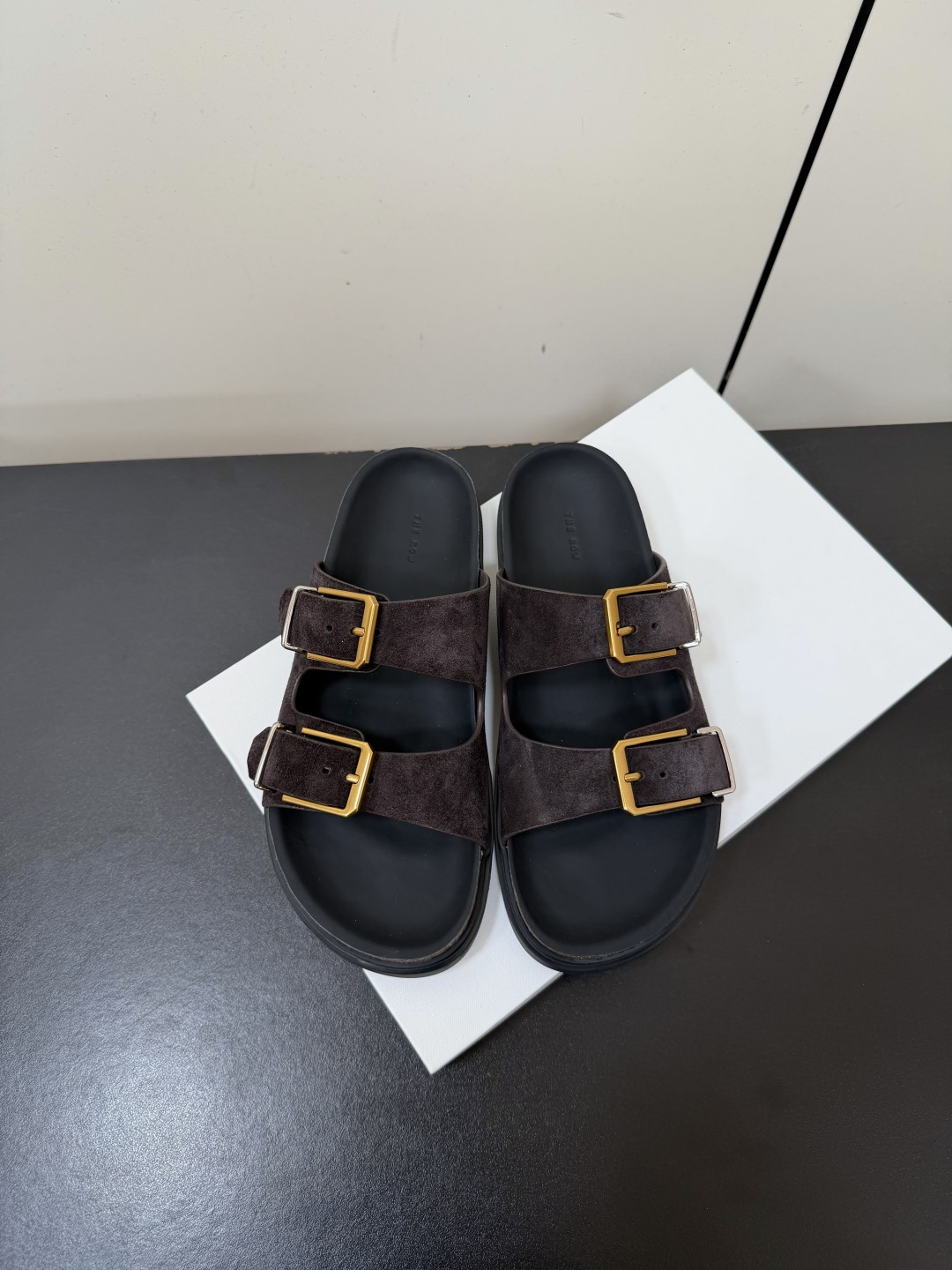 NO:888895,TheRow2026 new spring and summer double-buckle Birkenstock slippers, horse hair casual beach sandals. Really good shoes never need extra decoration. This pair of double-buckle sandals takes minimalism as the design core, using high-quality suede cowhide and ingenious craftsmanship to create a timeless and versatile style. Whether you are commuting, going on vacation, or daily at home, it can be easily adapted and become an 'evergreen style' in your shoe cabinet.  The classic double-buckle Birkenstock version is not picky about foot shape, and is very friendly to wide feet, fleshy feet, and high insteps. The upper foot is modified to make the foot slimmer and more refined. The upper is cow suede/horse hair, the lining is sheepskin, the sole is molded rubber outsole, the size is 35-39 (40.41 is customized and non-returnable), slippers, slippers, cowhide, sheepskin19860909TheRow2026春夏新款双带扣勃肯拖鞋马毛休闲沙滩凉拖鞋 真正的好鞋,从不需要多余装饰.这双双带扣凉拖以极简主义为设计内核,用高质感反绒牛皮与匠心工艺,打造出永不过时的百搭款,不管是通勤出街、度假出行还是日常居家,都能轻松适配,成为你鞋柜里的「常青款」. 经典双带扣勃肯版型,不挑脚型,对宽脚、肉脚、高脚背都超友好,上脚修饰脚型,显脚瘦显精致. 鞋面牛反绒/马毛 内里垫脚羊皮 鞋底开模橡胶大底 码数35-39（40.41定做不退换）,拖鞋,slippers,cowhide,sheepskin,Women's Shoes