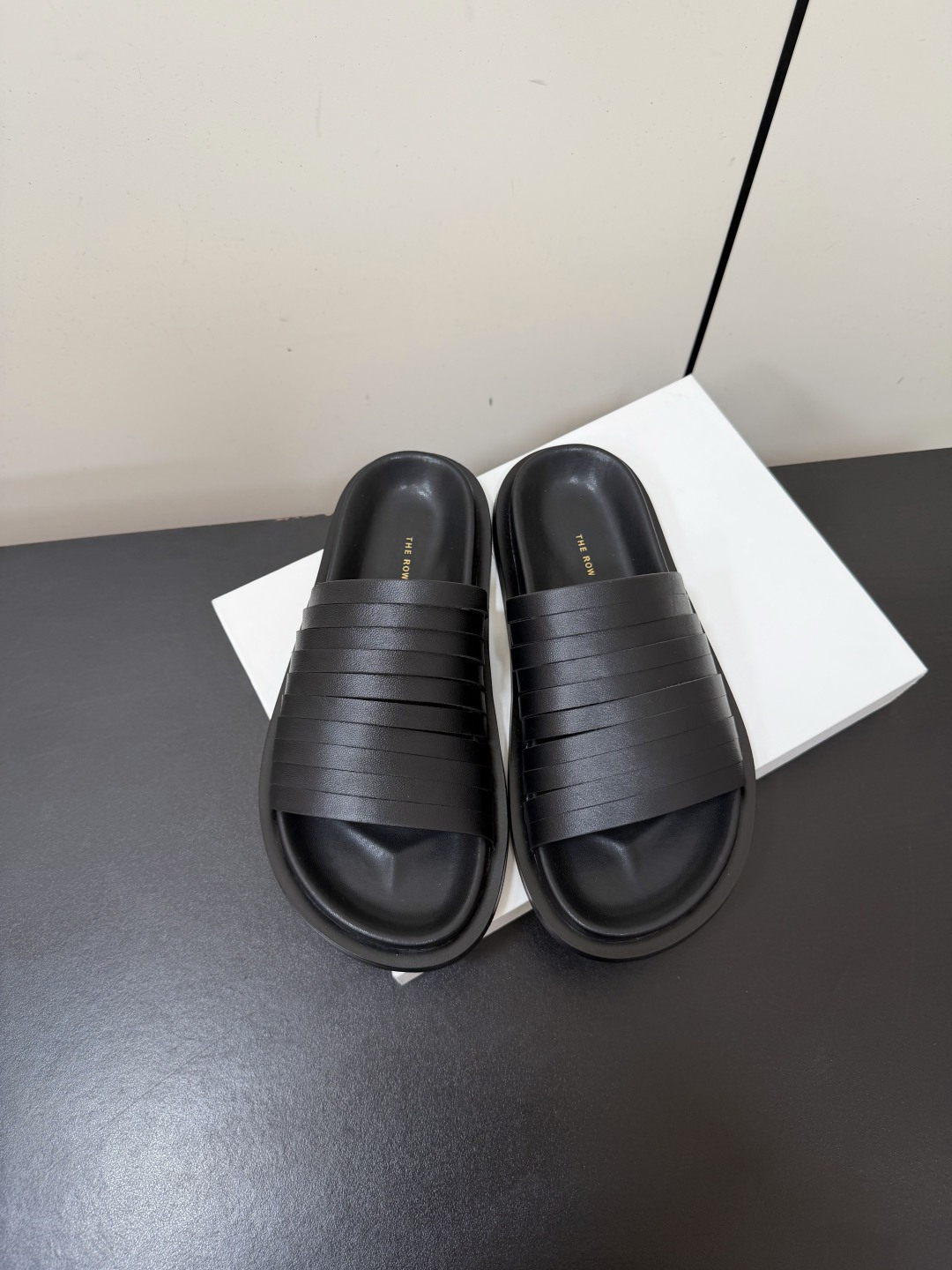 NO:888905,TheRow's new simple wrinkled surface simple flat slippers!  Therow's consistent minimalist style, clean layout design without any decoration, only the design as the highlight, highlights the temperament and personality!  The upper is made of imported soft cowhide, which is soft, comfortable and soft!  Original rubber outsole combination, high-end texture!  Size#35-40 (40 is custom-made and cannot be returned or exchanged), slippers, slippers, cowhide19860909TheRow新款简易皱面简易平底 一字拖鞋！ Therow一贯的极简风格 干净利落的版面设计 没有任何装饰 仅以设计为亮点 凸显气质和彰显个性！ 鞋面采用进口绵软牛皮 柔软舒适柔软！原版橡胶大底组合 高档质感！ Size#35-40（40定做不退换）,拖鞋,slippers,cowhide,Women's Shoes