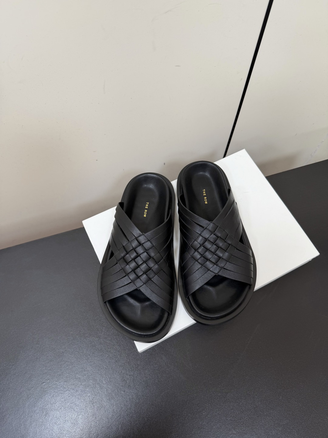 NO:888917,TheRow's new simple wrinkled surface simple flat cross slippers Therow's consistent minimalist style, clean layout design without any decoration, only the design as the highlight, highlighting the temperament and personality!  The upper is made of imported soft cowhide, which is soft, comfortable and soft!  Original rubber outsole combination, high-end texture!  Size#35-40 (40 is custom-made and cannot be returned or exchanged), slippers, slippers, cowhide19860909TheRow新款简易皱面简易平底 交叉拖鞋 Therow一贯的极简风格 干净利落的版面设计 没有任何装饰 仅以设计为亮点 凸显气质和彰显个性！ 鞋面采用进口绵软牛皮 柔软舒适柔软！原版橡胶大底组合 高档质感！ Size#35-40（40定做不退换）,拖鞋,slippers,cowhide,Women's Shoes