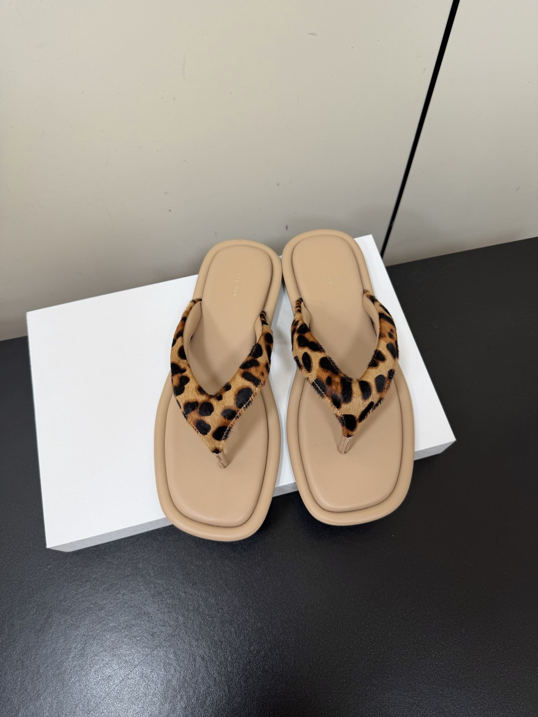 NO:786323,TheRow flat slippers, horse hair and leopard print polka dots, flip-flops, a slipper that will amaze you immediately when you put it on. You won’t regret it if you put on the TR slippers with your eyes closed. Everything is just right!  Customized imported lambskin upper, imported sheepskin lining, rubber outsole, size 35-40 (customized for 40, non-returnable), split-toe shoes, slippers, sheepskin19860909TheRow平底拖鞋马毛豹纹波点 夹脚人字拖 上脚马上会惊艳到你的一款拖鞋 TR拖鞋闭眼入都不会后悔 一切那么恰到好处！ 鞋面定制进口小羊皮 内里进口羊皮  鞋底橡胶大底 码数35-40（40定做不退换）,分趾鞋,slippers,sheepskin,Women's Shoes