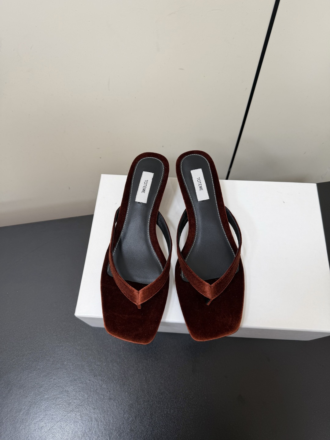 NO:888782,The niche toteme 25ss French kitten heel flip-flops will carry French elegance to the end. This year, a pair of flip-flops will complete your life this summer!  Toteme's pair of cat heels are the most elegant in design. They are very soft inside and are a very Korean pair of small shoes. The upper is cowhide leather and the outsole is genuine leather. The heel height is 3cm and the size is 35-40 (40 customizations are non-returnable). Split-toe shoes, cowhide, Leather soles19860909小众 toteme 25ss法式小猫跟夹脚拖 将法式优雅进行到底 今年再来一双夹脚这个夏天就齐活了！toteme这双猫跟是设计最优雅的了,鞋内很软,很韩的一对小鞋子 鞋面牛皮 大底真皮大底 跟高3cm 码数35-40（40定制不退换）,分趾鞋,cowhide,Leather soles,Women's Shoes