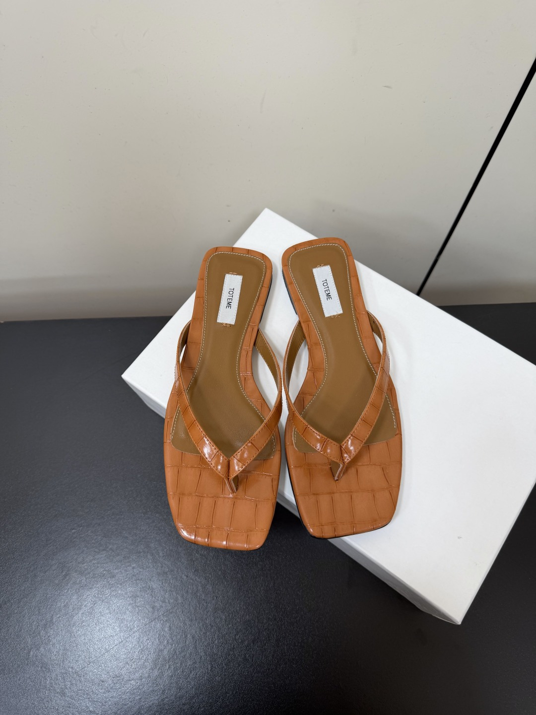 NO:888791,New crocodile pattern square-toe flip-flops. Minimalist old-money style crocodile pattern house flip-flops. It’s so beautiful. French flat-soled flip-flops. Casual and comfortable, easy to wear in summer and versatile. It’s down-to-earth but also very high-end. You can wear flip-flops all summer long. If you like minimalist outfits, don’t miss it. Full of high-end feeling. Size 35-41 (40.41 customized, non-refundable), split-toe shoes19860909新品鳄鱼纹方头夹脚拖 极简老钱风鳄鱼纹家夹脚拖 实在是太美了 法式平底夹趾人字拖 随性舒适也很夏天省事又百搭 接地气同时也很高级 可以穿一个夏天的人字拖 喜欢极简主义穿搭的不要错过 高级感满满 size35-41（40.41定制不退换）,分趾鞋,Women's Shoes