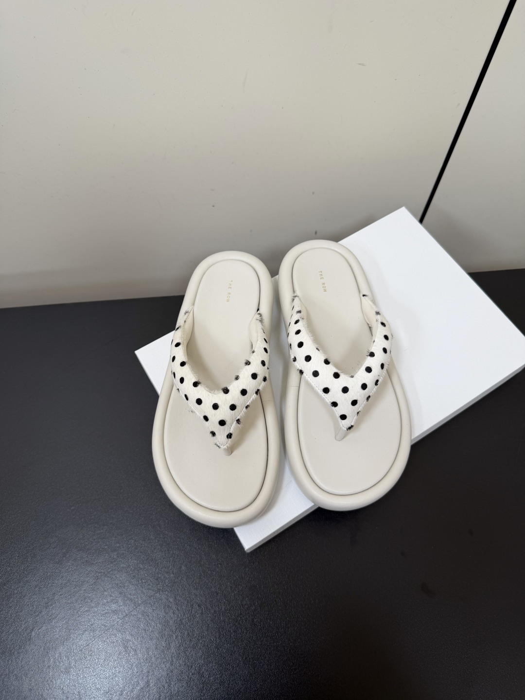 NO:786328,TheRow polka-dot pattern horsehair thick-soled flip-flops feel very simple and inconspicuous at first glance. In fact, they look good on the feet and are easy to wear. The entire shoe is very soft and does not scratch the feet. The upper is made of imported horsehair, and the lining is full of sheepskin. It feels very good on the feet. The original soft rubber outsole is Size35-39 (custom-made for 40, non-returnable), split-toe shoes, slippers, sheepskin19860909TheRow波点纹马毛厚底人字拖夹脚拖鞋 第一眼看到这个鞋子给人感觉很简单不起眼,其实上脚很好看,很好穿,整个鞋子非常柔软不磨脚. 鞋面采用进口马毛,内里全羊皮,脚感非常好,软绵绵的原版橡胶大底 Size35-39 (40定做不退换),分趾鞋,slippers,sheepskin,Women's Shoes