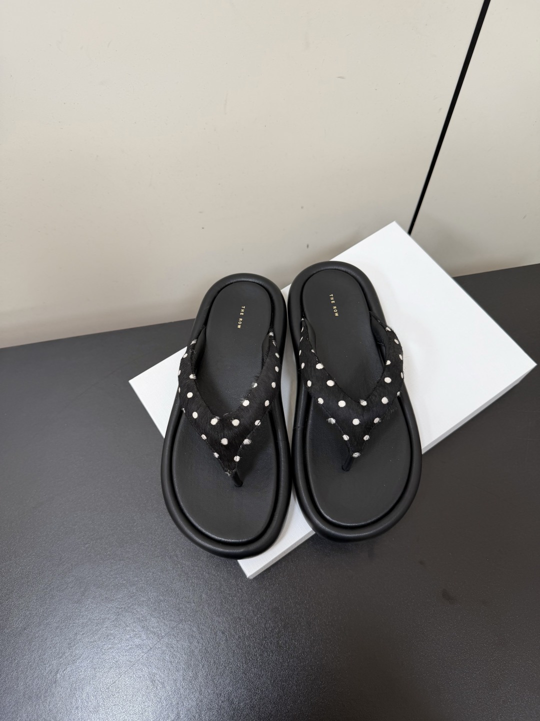NO:786283,TheRow polka-dotted thick-soled flip-flops feel very simple and inconspicuous at first sight. In fact, they look good on the feet and are easy to wear. The whole shoe is very soft and does not scratch the feet. The upper is made of imported horse hair and the lining is all sheepskin. It feels very good on the feet. The soft original rubber outsole is Size 35-39 (custom-made for 40, non-returnable), split-toe shoes, slippers, sheepskin19860909TheRow波点纹厚底人字拖夹脚拖鞋 第一眼看到这个鞋子给人感觉很简单不起眼,其实上脚很好看,很好穿,整个鞋子非常柔软不磨脚. 鞋面采用进口马毛,内里全羊皮,脚感非常好,软绵绵的原版橡胶大底 Size35-39 (40定做不退换),分趾鞋,slippers,sheepskin,Women's Shoes