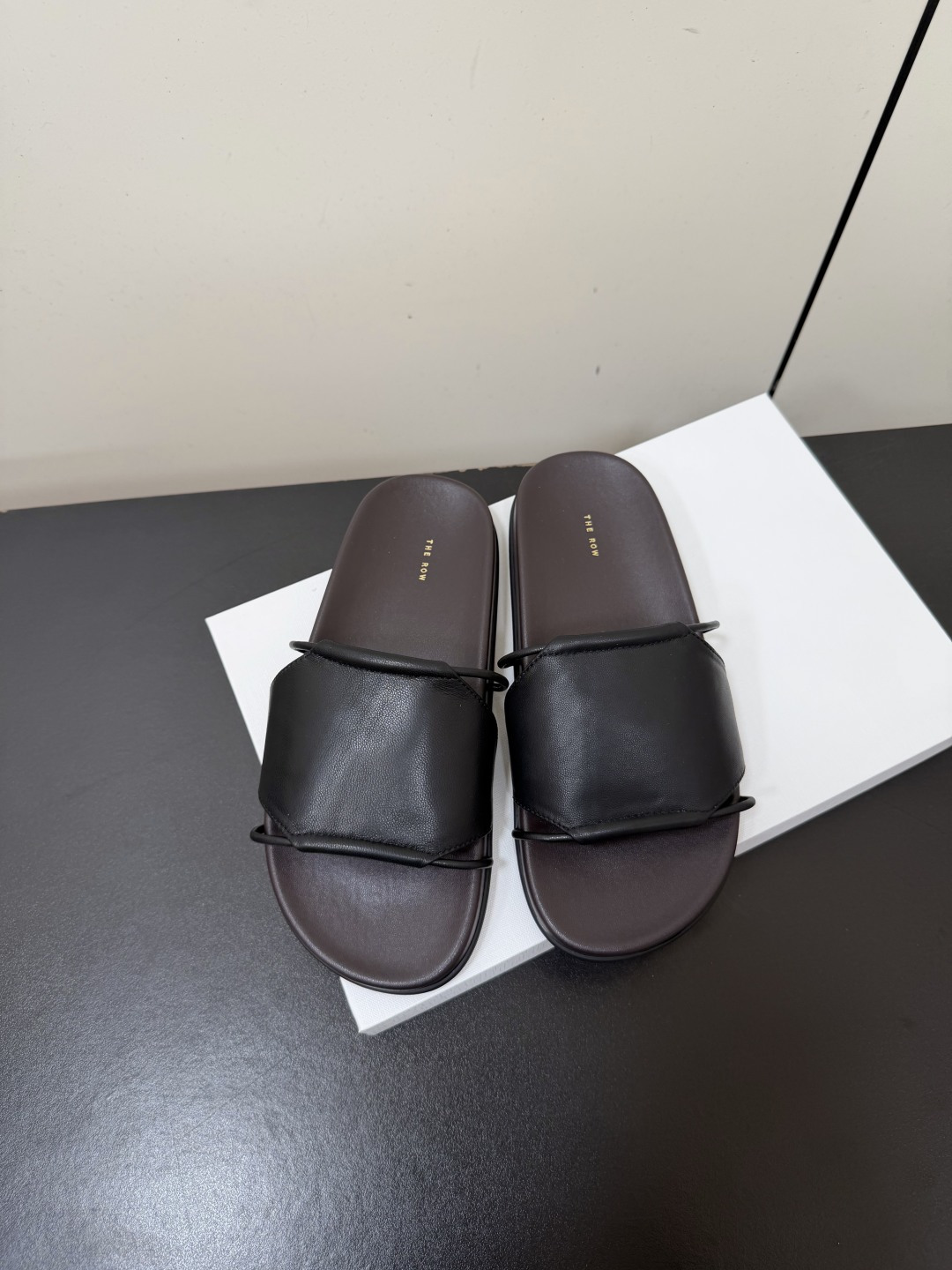 NO:786318,TheRow's pair of VIVIENNE leather sandals have a minimalist design, a combination of wide straps and thin straps, clean lines and high-end texture. The thick sole improves comfort and visual proportion, suitable for spring and summer commuting, vacation or daily wear. When matching, pay attention to the balance of 'relaxation' and 'high-end' to avoid casualness and highlight low-key luxury. Upper: imported sheepskin Lining: sheepskin original rubber outsole  Size: 35-39 (40.41 is custom-made and non-refundable), slippers, slippers, sheepskin19860909TheRow这双VIVIENNE皮革凉拖鞋,极简设计,宽幅带与细带组合,线条利落,质感高级.厚底提升舒适度与视觉比例,适合春夏通勤、度假或日常穿搭.搭配时注重“松弛感”与“高级感”的平衡,避免随意,凸显低调奢华. 鞋面:进口羊皮 内里:羊皮 原版橡胶大底 码数:35-39(40.41定做不退换),拖鞋,slippers,sheepskin,Women's Shoes