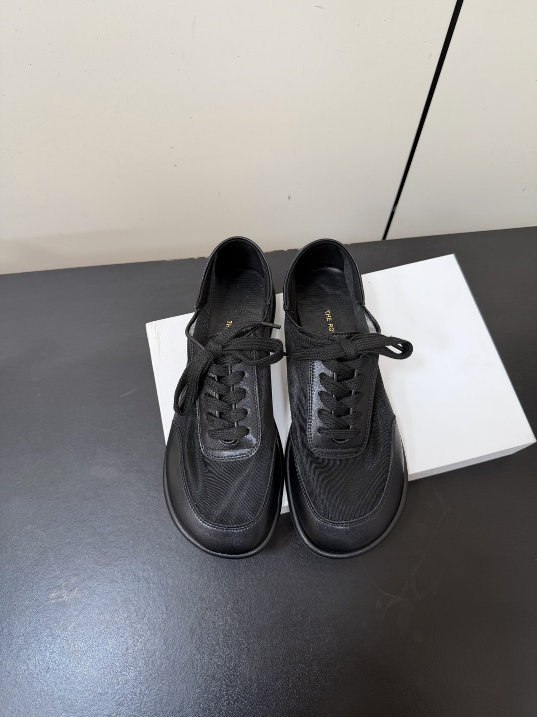 NO:888172,TheRow2026ss spring and summer catwalk hot style flat shoes, lace-up mesh casual shoes, super soft to step on, very comfortable lace-up mesh casual shoes, minimalist design concept, slim fit, easy to wear, good looks and practicality, imported cowhide leather/sugar + mesh upper for feet, imported sheepskin outsole, original molded outsole  Size 35-39 (40 is custom-made, non-refundable and non-exchangeable), single shoes, flats, cowhide, sheepskin19860909TheRow2026ss春夏走秀爆款平底鞋系带网面休闲鞋单鞋 超软踩屎感 非常舒服的系带网面休闲鞋,极简设计理念,版型显瘦好穿颜值与实用性并存 鞋面进口牛皮/反绒+网纱鞋面 垫脚进口羊皮 大底原版开模大底 码数35-39（40定做不退不换）,单鞋,flats,cowhide,sheepskin,Women's Shoes