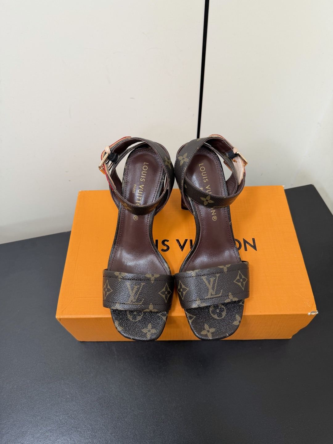 NO:888171,Lv Louis Vuitton LOUIS VUITTON counter's flagship high-heeled sandals. High-end custom-made top quality, continuing the family's classic upper design, simple and elegant. The large thick heels make it easy for girls to control. The design lines are smooth and make the shoes exude a sexy sweetheart femininity when worn. The uppers are original denim + old flower leather. The outsole is Italian cowhide. The lining/foot pads are imported sheepskin. The heel height is 9.5cm, size 35-39 (customized at 34.40.41.42.42).  No returns or exchanges),high heels sandals,louis vuitton,louis vuitton,louis vuitton,sandals,high heels,cowhide,sheepskin19860909Lv路易威登LOUIS VUITTON专柜主打款高跟凉鞋 高端定制顶级品质,延续家族经典鞋面设计,简约大气 大粗跟让MM轻松驾驭,设计线条流畅,穿上脚都能让鞋子散发性感甜心女人味 鞋面原版牛仔布+老花皮 大底意大利牛皮大底 内里/脚垫进口羊皮 跟高9.5cm size35-39（34.40.41.42.42订做 不退换）,高跟鞋凉鞋,louis vuitton,louis vuitton,louis vuitton,sandals,high heels,cowhide,sheepskin,Women's Shoes
