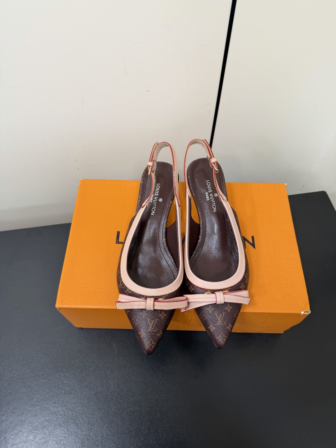 NO:888241,LV hollow back pointed toe sandals, who knows!  This pair of shoes welds together a girl’s heart and a sense of luxury!  Cherry/cherry blossom/color-printed presbyopia + bow, pointed toe to show long legs, the highlight is the leather outsole!  The soft elastic fit makes your feet feel comfortable even if you walk all day long. It feels luxurious!  The empty back buckle makes it easy to put on and take off. It goes great with skirts and suits. It can be used for dates and commuting with just one click!   Each of the four colors has a sense of atmosphere. The genuine leather sole is more comfortable when worn. It is a treasure shoe that can be worn for several years!  Sisters close their eyes and rush, this pair is really worth investing in!   Fabric brand printed fabric, breathable sheepskin lining, Italian genuine leather sole, heel height 9.5cm/5.5cm, size 34-42 (34.40.41.42 customized, non-refundable), high heels and sandals, louis vuitton, sandals, high heels, skirts, business suit, sheepskin, Leather soles19860909LV后空尖头凉鞋 谁懂啊！这双鞋把少女心和高级感焊死了！ 樱桃/樱花/彩印老花+蝴蝶结,尖头巨显腿长,  重点是真皮大底！软弹贴脚,暴走一天都不磨脚,轻奢感拉满！后空搭扣穿脱方便,配小裙子、西装都超绝,约会通勤一键拿捏！  四款花色各有氛围感,真皮底越穿越舒服,是能穿好几年的宝藏鞋款！ 姐妹们闭眼冲,这双真的入股不亏！  面料品牌印花面料 内里透气羊皮 鞋底意大利真皮底 跟高9.5cm/5.5cm 码数34-42（34.40.41.42定制不退换）,高跟鞋凉鞋,louis vuitton,sandals,high heels,skirts,business suit,sheepskin,Leather soles,Women's Shoes