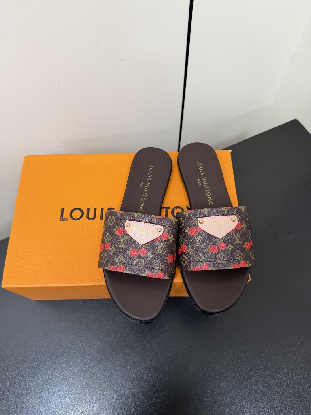 NO:888225,Lv's new denim flip-flops. This exclusive classic patterned denim canvas surface is paired with natural leather trim and exquisite triangular logo embellishment~~ Original denim denim, all-sheepskin feet, genuine leather outsole imported from Italy Size 35-42 (40.41.42 custom-made, non-refundable), slippers, louis vuitton, slippers, sheepskin, Leather soles19860909Lv新款丹宁一字拖鞋 这款独家经典花纹牛仔帆布面,搭配天然皮革饰边,搭配精致的三角标印Logo点缀~~ 原版丹宁色牛仔布,全羊皮垫脚,意大利进口真皮大底 Size35-42（40.41.42定做不退换）,拖鞋,louis vuitton,slippers,sheepskin,Leather soles,Women's Shoes